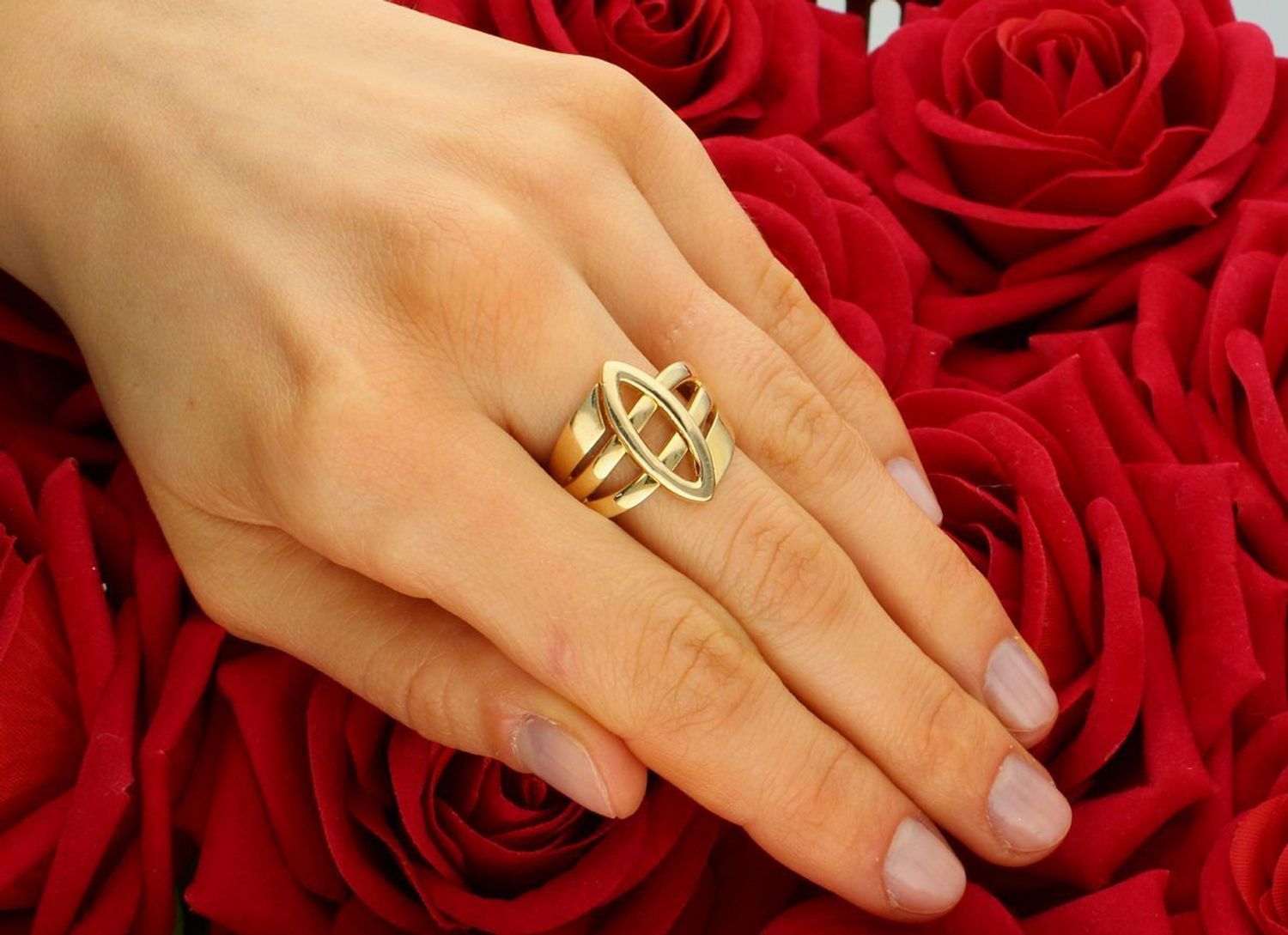 Złoty pierścionek gładki z elementem ozdobnym próba 585 rozmiar 17, DIA-PRS-11089-585. Złoty pierścionek szeroki, gładki, w formie plecionki z ozdobnym kółkiem, to bardzo stylowy wybór, który 1.jpg