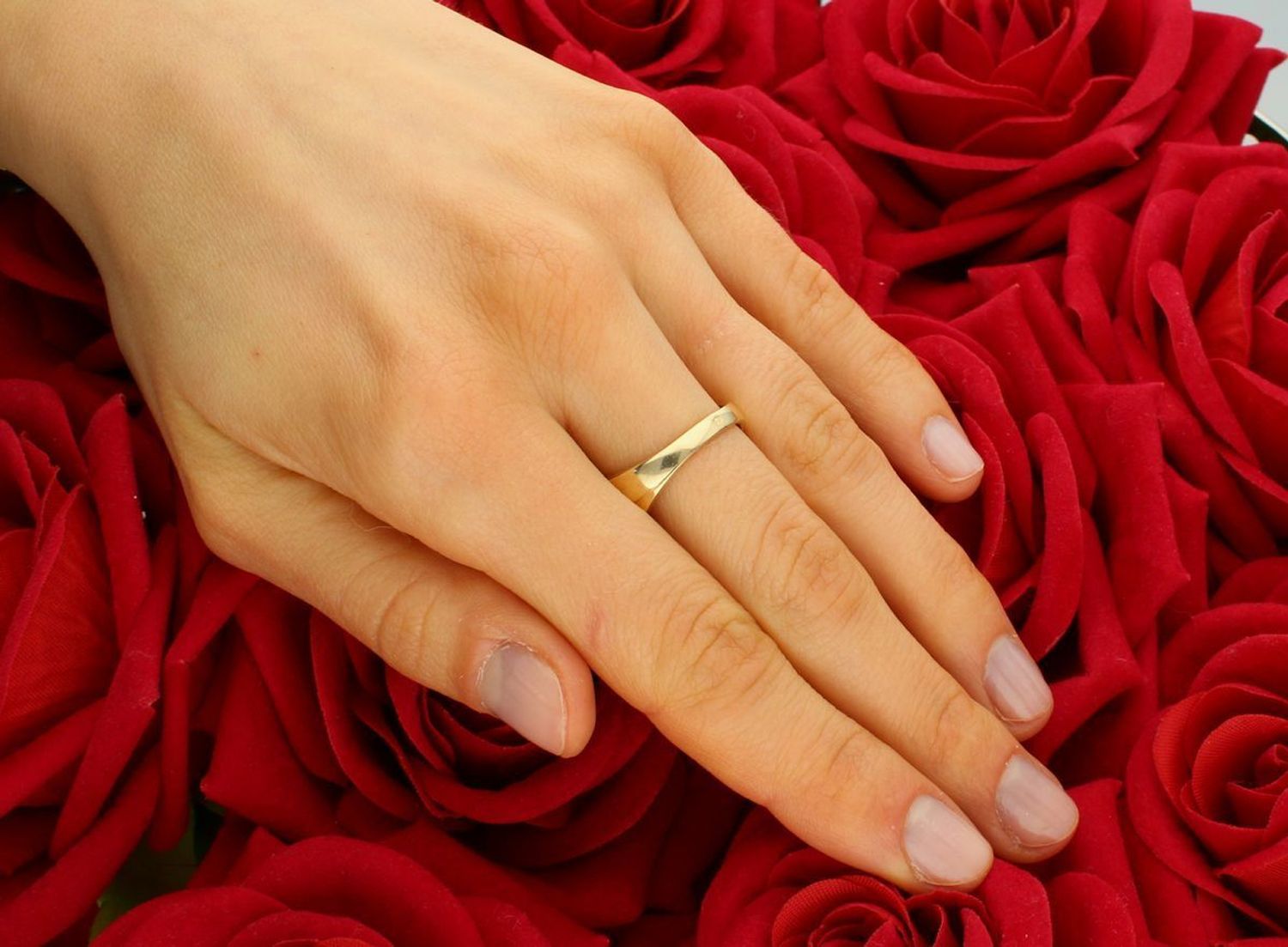 Złoty pierścionek gładki z elementem ozdobnym próba 585 rozmiar 17, DIA-PRS-11089-585. Złoty pierścionek szeroki, gładki, w formie plecionki z ozdobnym kółkiem, to bardzo stylowy wybór, który 1.jpg