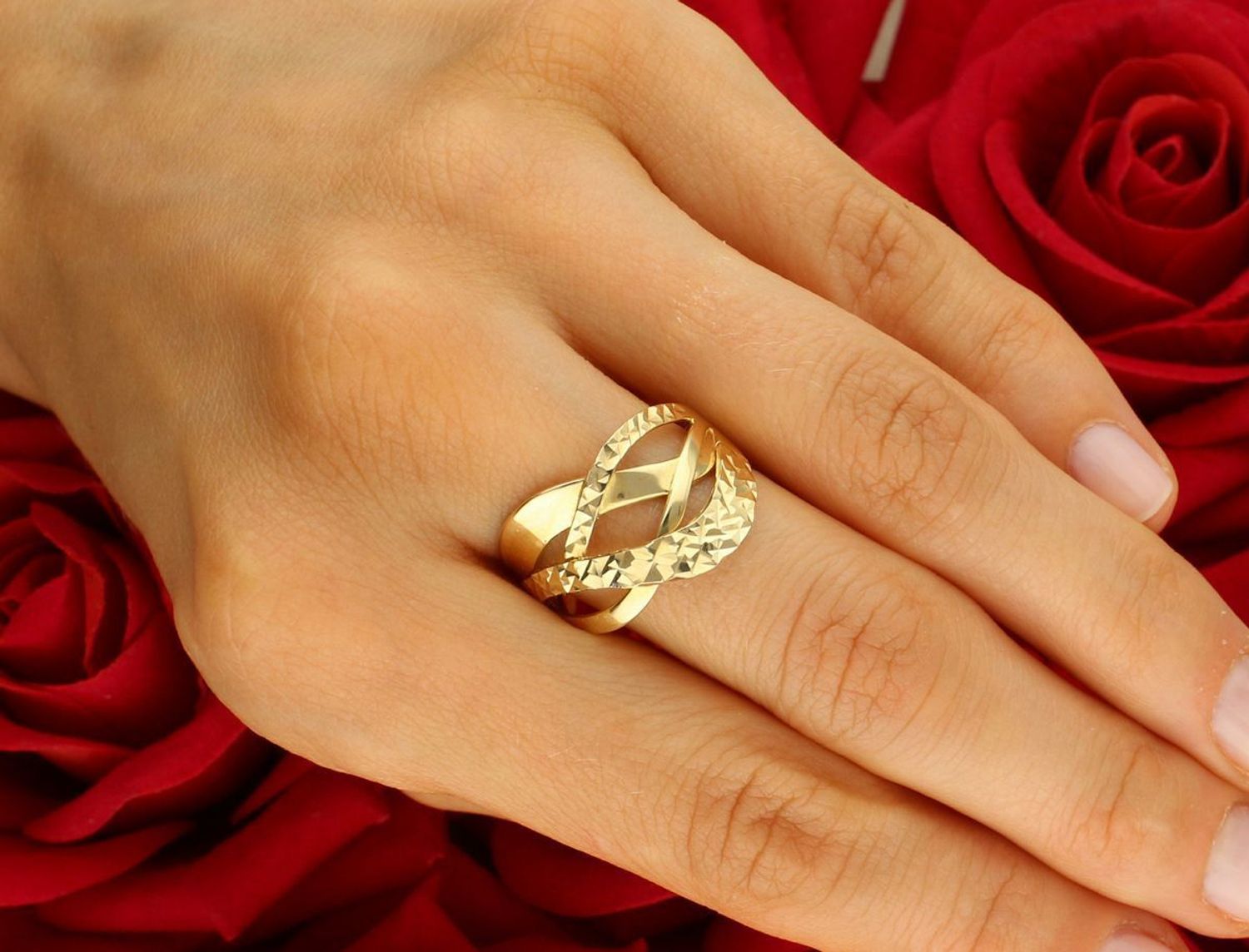 Złoty pierścionek damski próby 585 pleciony, ozdobiony wzorem. Górna część 1,4 cm, szyna 2 mm, waga 2,83 g. DIA-PRS-11091-585 – subtelna elegancja i klasyczny styl.1.jpg