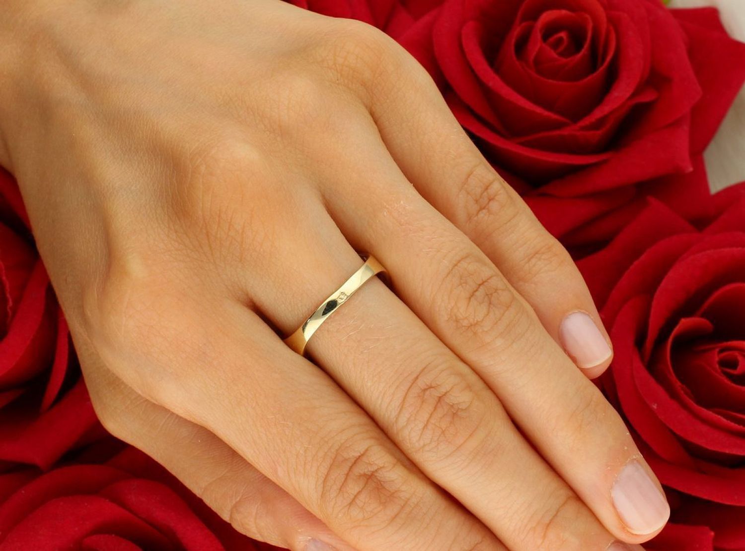 Złoty pierścionek damski próby 585 pleciony, ozdobiony wzorem. Górna część 1,4 cm, szyna 2 mm, waga 2,83 g. DIA-PRS-11091-585 – subtelna elegancja i klasyczny styl.1.jpg