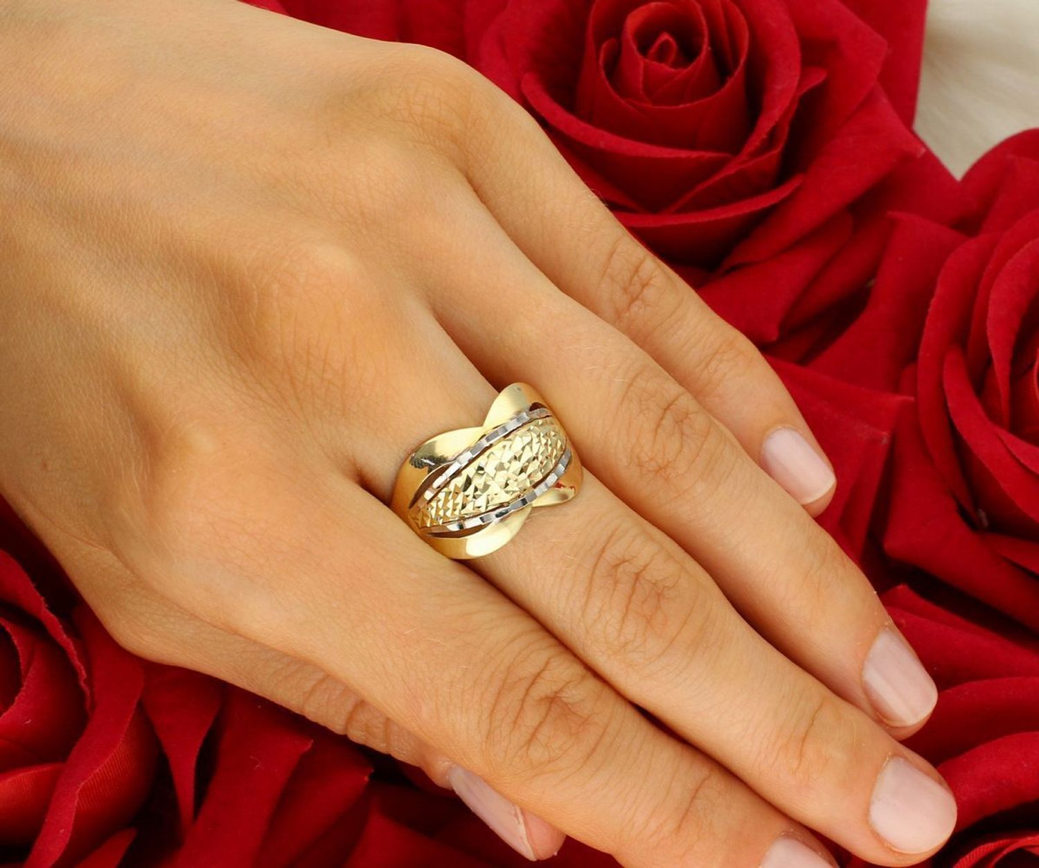 Złoty pierścionek damski próby 585 o geometrycznym kształcie z ozdobnym wzorem. Szerokość 1,5 cm, szyna 3 mm, waga 3,89 g. Model DIA-PRS-11093-585 – nowoczesna elegancja.1.jpg