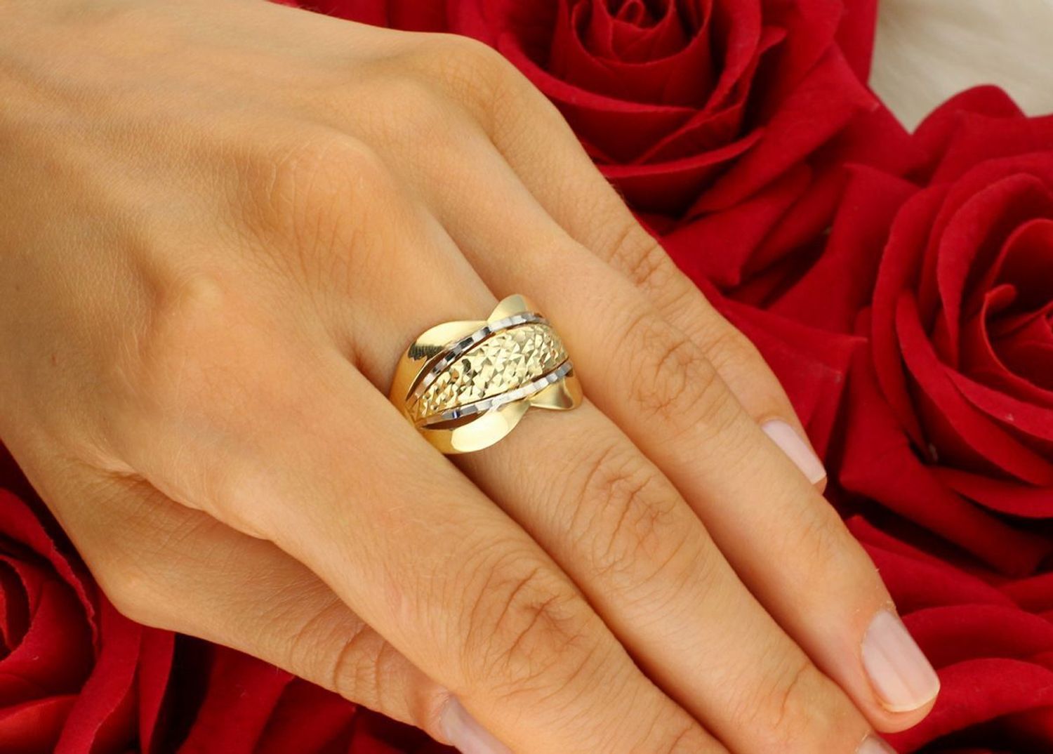 Złoty pierścionek damski próby 585 o geometrycznym kształcie z ozdobnym wzorem. Szerokość 1,5 cm, szyna 3 mm, waga 3,89 g. Model DIA-PRS-11093-585 – nowoczesna elegancja.1.jpg