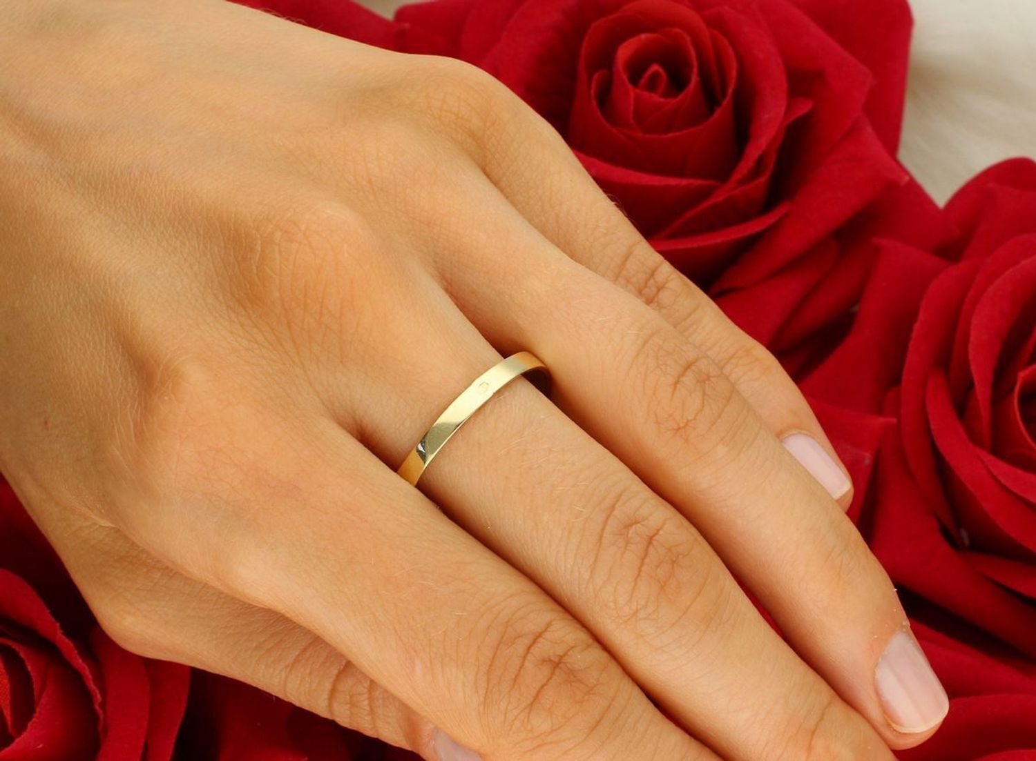 Złoty pierścionek damski próby 585 o geometrycznym kształcie z ozdobnym wzorem. Szerokość 1,5 cm, szyna 3 mm, waga 3,89 g. Model DIA-PRS-11093-585 – nowoczesna elegancja.1.jpg