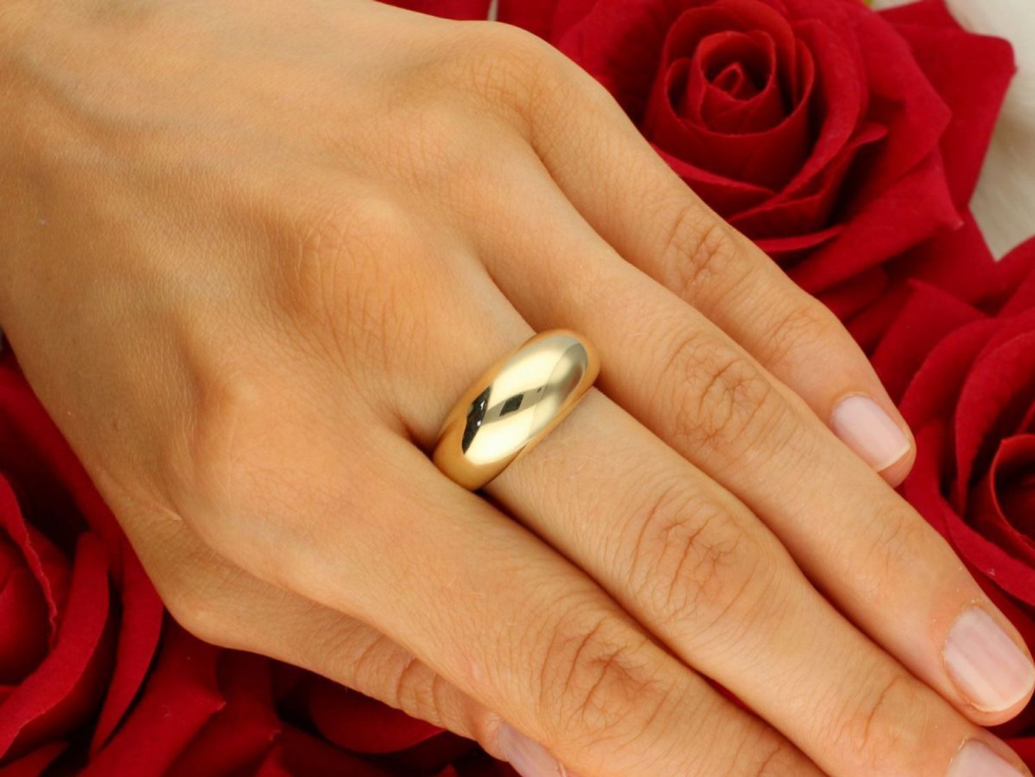 Złoty pierścionek damski próby 585 z wypukłą górą. Szerokość 1,0 cm u góry, 2 mm u podstawy, waga 3,19 g. Model DIA-PRS-11094-585 – prostota i elegancja w nowoczesnej formie.1.jpg