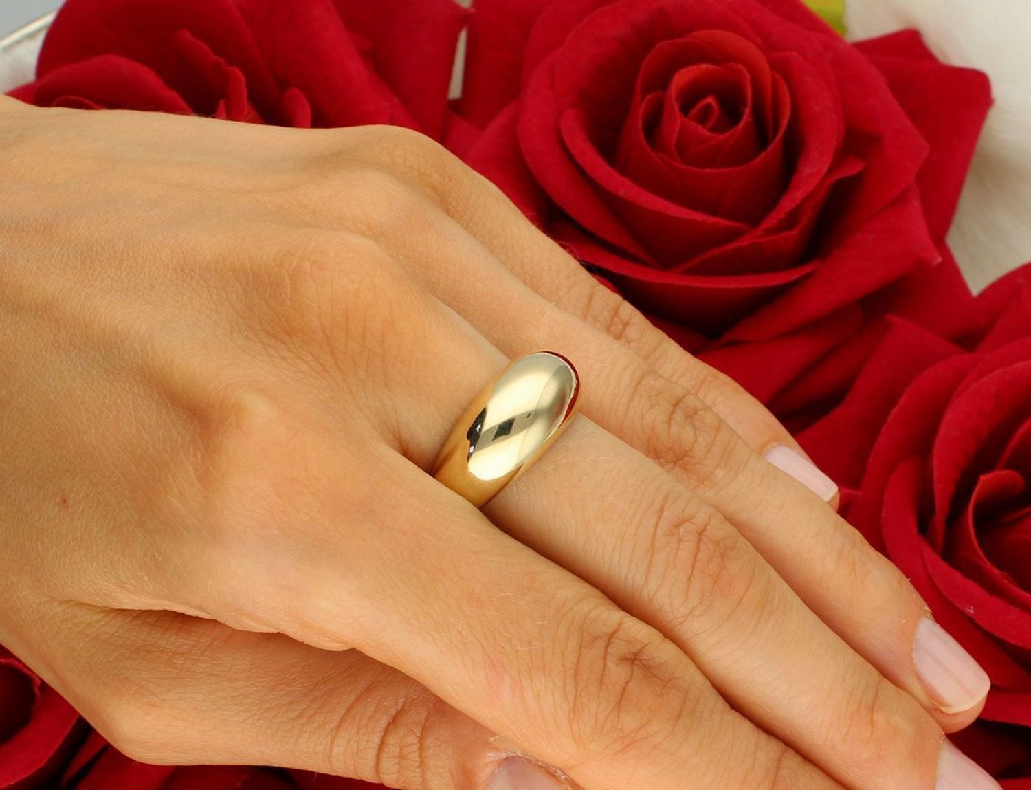 Złoty pierścionek damski próby 585 z wypukłą górą. Szerokość 1,0 cm u góry, 2 mm u podstawy, waga 3,19 g. Model DIA-PRS-11094-585 – prostota i elegancja w nowoczesnej formie.1.jpg