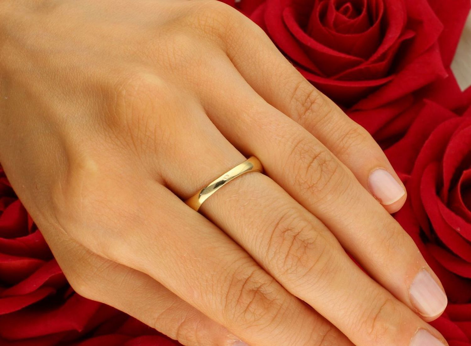 Złoty pierścionek damski próby 585 z wypukłą górą. Szerokość 1,0 cm u góry, 2 mm u podstawy, waga 3,19 g. Model DIA-PRS-11094-585 – prostota i elegancja w nowoczesnej formie.1.jpg