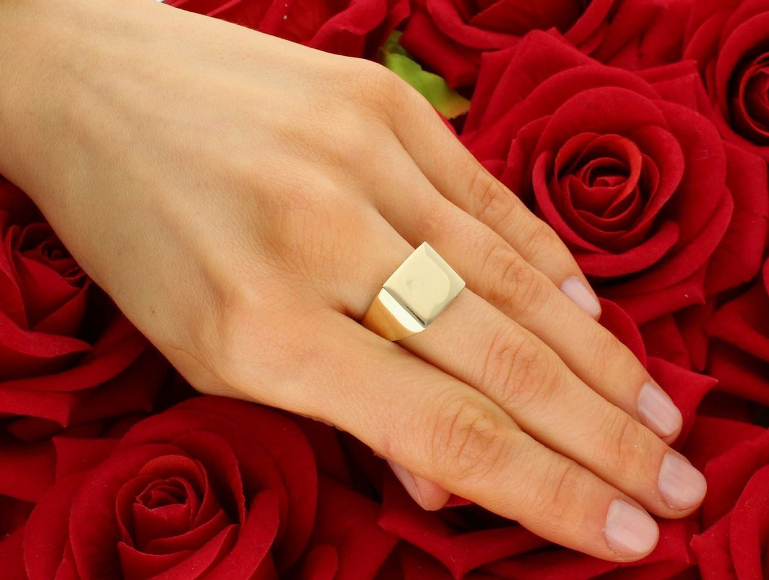 Złoty pierścionek gładki sygnet kwadrat próba 585, DIA-PRS-11095-585.  Złoty sygnet to ponadczasowa biżuteria, która łączy w sobie klasyczny i elegancki charakter. Sygnet z możliwością graweru,1.jpg