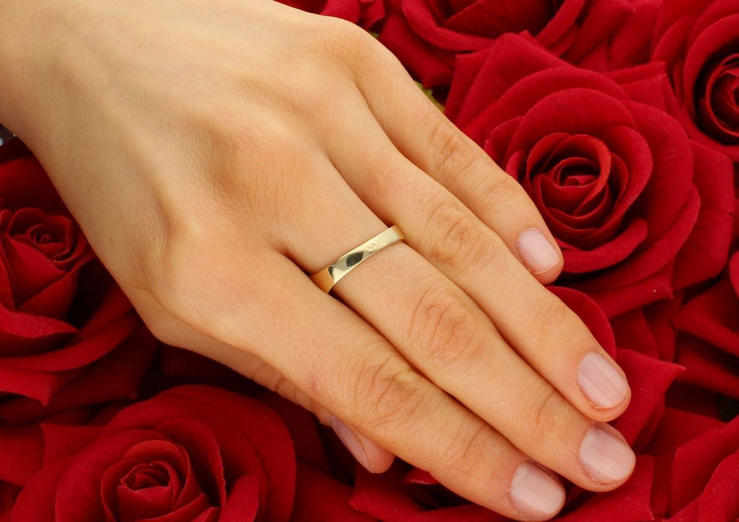 Złoty pierścionek gładki sygnet kwadrat próba 585, DIA-PRS-11095-585.  Złoty sygnet to ponadczasowa biżuteria, która łączy w sobie klasyczny i elegancki charakter. Sygnet z możliwością graweru,1.jpg