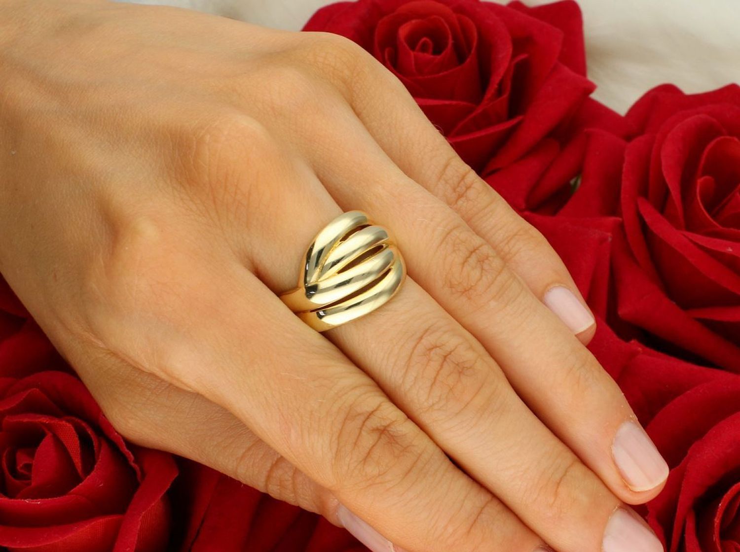 Złoty pierścionek damski próby 585 składający się z czterech paseczków. Szerokość górnej części 1,5 cm, szyna 3 mm, waga 4,08 g. DIA-PRS-11096-585 – nowoczesna elegancja.1.jpg