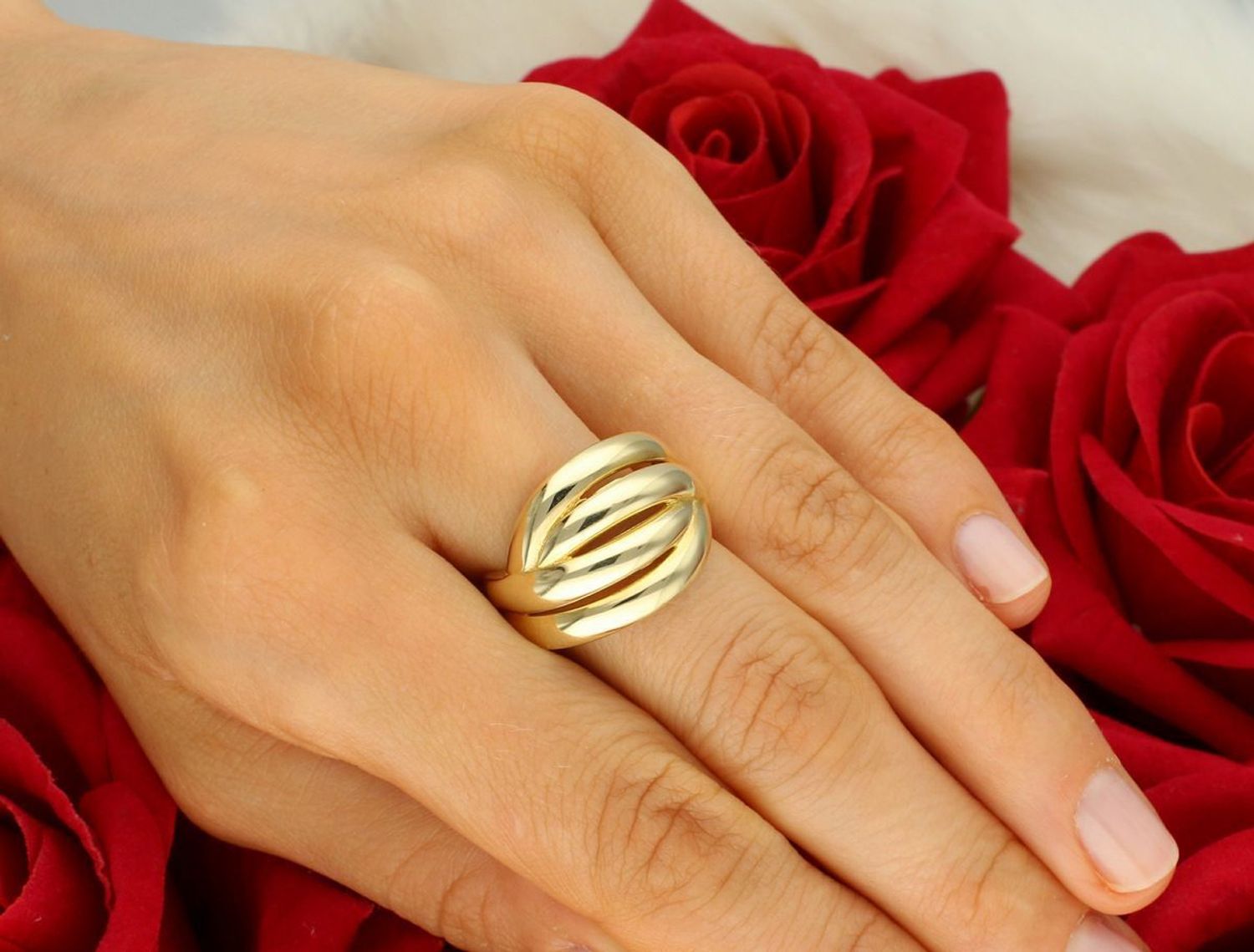 Złoty pierścionek damski próby 585 składający się z czterech paseczków. Szerokość górnej części 1,5 cm, szyna 3 mm, waga 4,08 g. DIA-PRS-11096-585 – nowoczesna elegancja.1.jpg