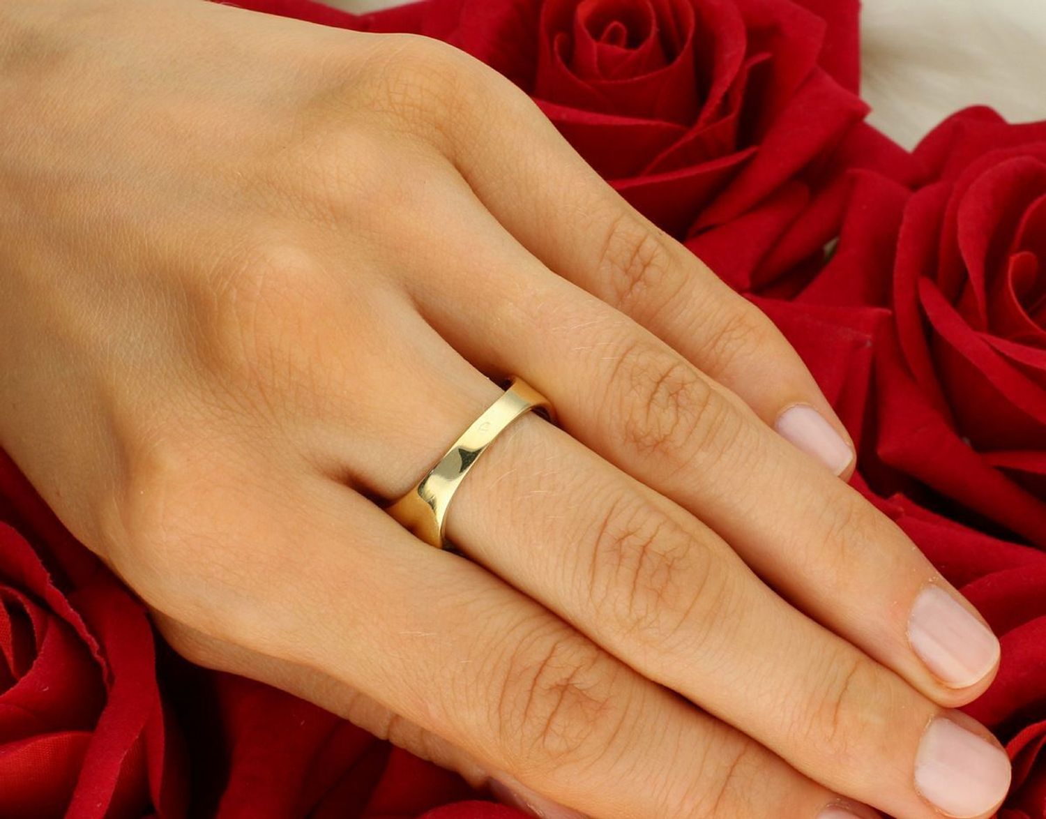 Złoty pierścionek damski próby 585 składający się z czterech paseczków. Szerokość górnej części 1,5 cm, szyna 3 mm, waga 4,08 g. DIA-PRS-11096-585 – nowoczesna elegancja.1.jpg