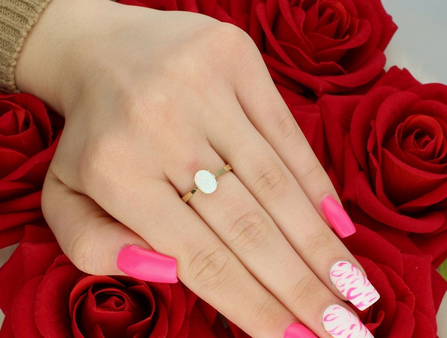 Złoty pierścionek damski z opalem syntetycznym DIA-PRS-11104-585. Próba 585, waga 1,33 g, rozmiar 16, ozdoba 6x8 mm, szyna 3 mm. Magiczny blask opalu w eleganckiej formie.1.jpg