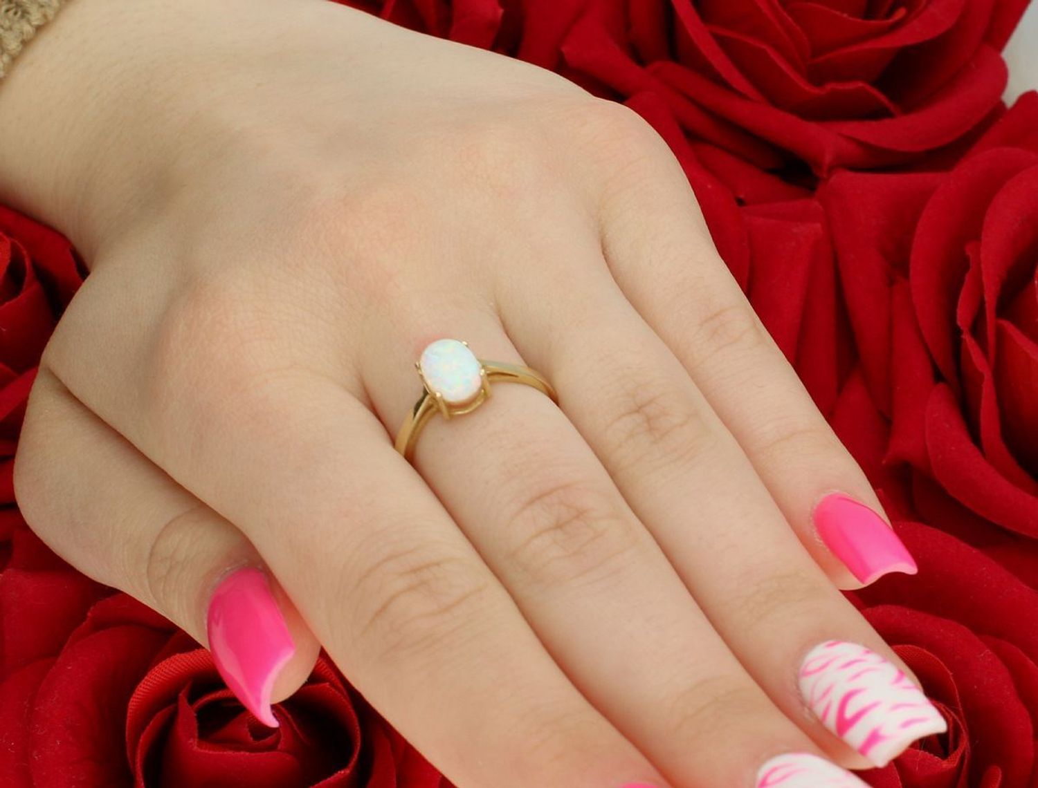 Złoty pierścionek damski z opalem syntetycznym DIA-PRS-11104-585. Próba 585, waga 1,33 g, rozmiar 16, ozdoba 6x8 mm, szyna 3 mm. Magiczny blask opalu w eleganckiej formie.1.jpg