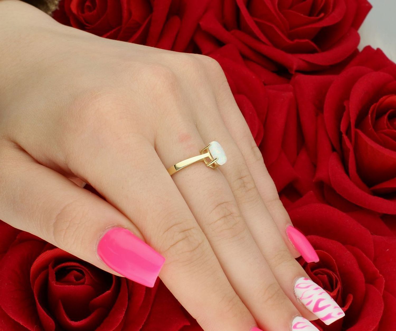 Złoty pierścionek damski z opalem syntetycznym DIA-PRS-11104-585. Próba 585, waga 1,33 g, rozmiar 16, ozdoba 6x8 mm, szyna 3 mm. Magiczny blask opalu w eleganckiej formie.1.jpg