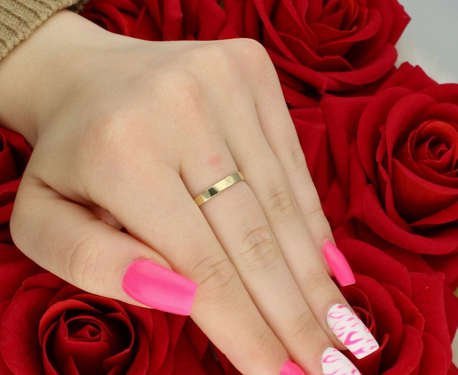 Złoty pierścionek damski z opalem syntetycznym DIA-PRS-11104-585. Próba 585, waga 1,33 g, rozmiar 16, ozdoba 6x8 mm, szyna 3 mm. Magiczny blask opalu w eleganckiej formie.1.jpg