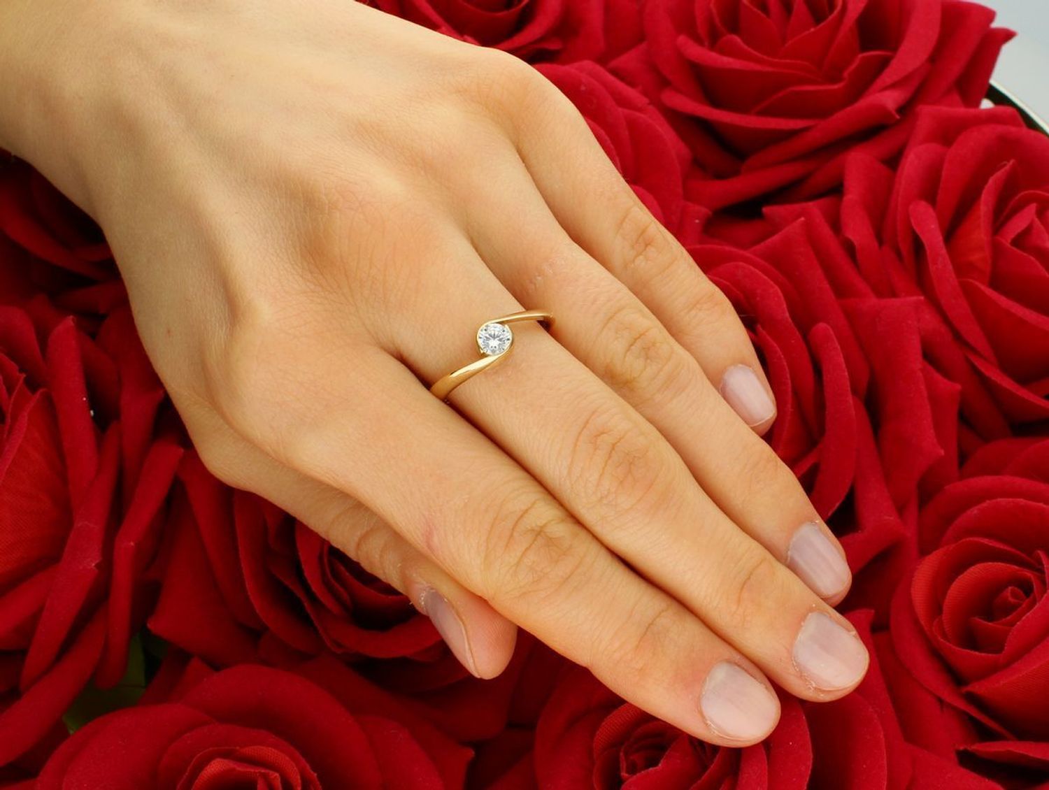 Złoty pierścionek falisty z pojedynczą cyrkonią próba 585 rozmiar 18, DIA-PRS-11138-585. Złoty pierścionek falisty z jedną cyrkonią to bardzo elegancki i delikatny wyb1.jpg