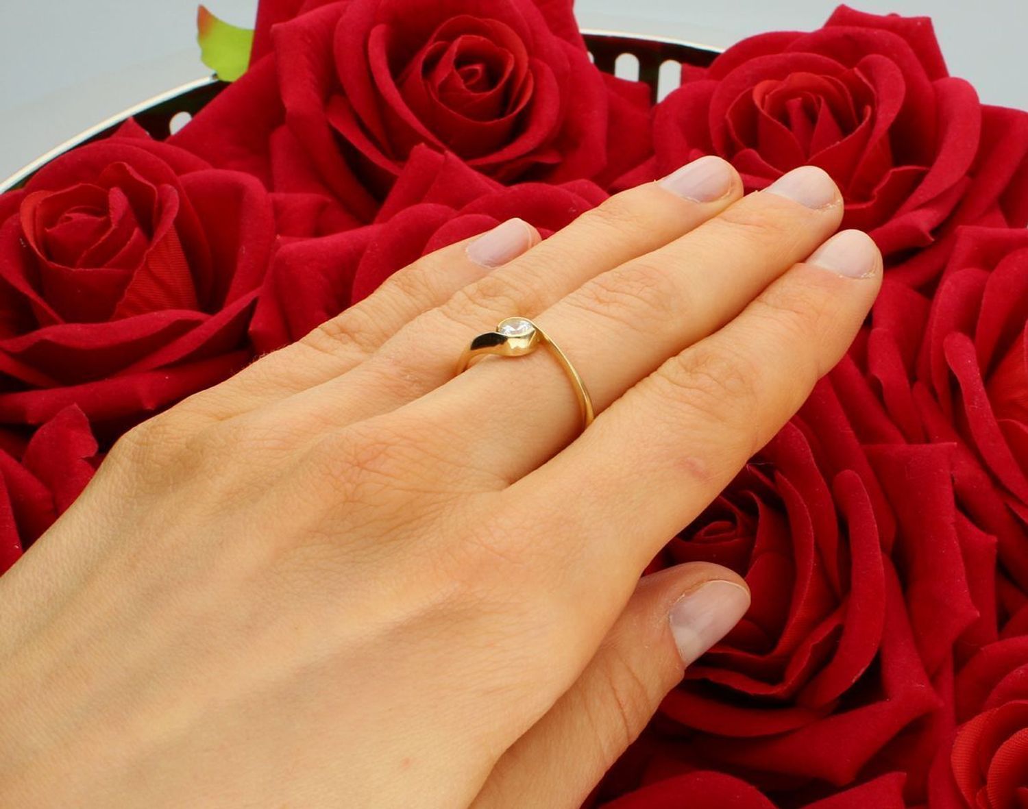 Złoty pierścionek falisty z pojedynczą cyrkonią próba 585 rozmiar 18, DIA-PRS-11138-585. Złoty pierścionek falisty z jedną cyrkonią to bardzo elegancki i delikatny wyb1.jpg