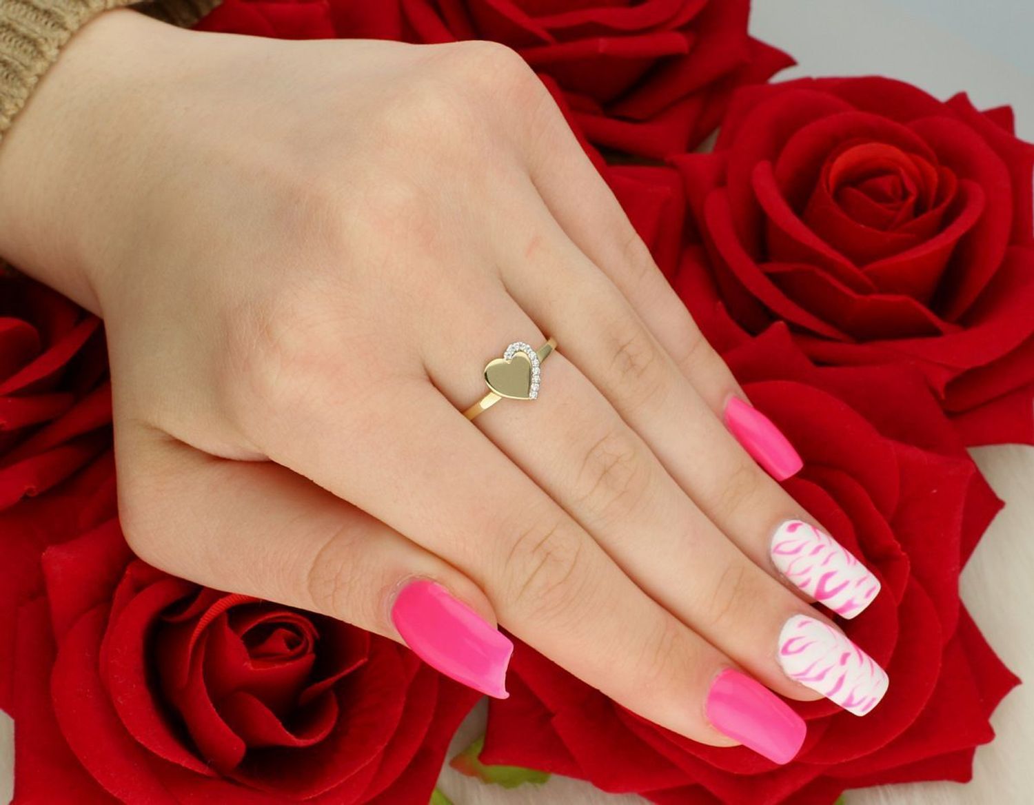 Złoty pierścionek damski DIA-PRS-11139-585 z sercem i pasem cyrkonii. Próba 585, element ozdobny 8x8 mm, szyna 1 mm, rozmiar 16. Romantyczna i delikatna biżuteria.1.jpg