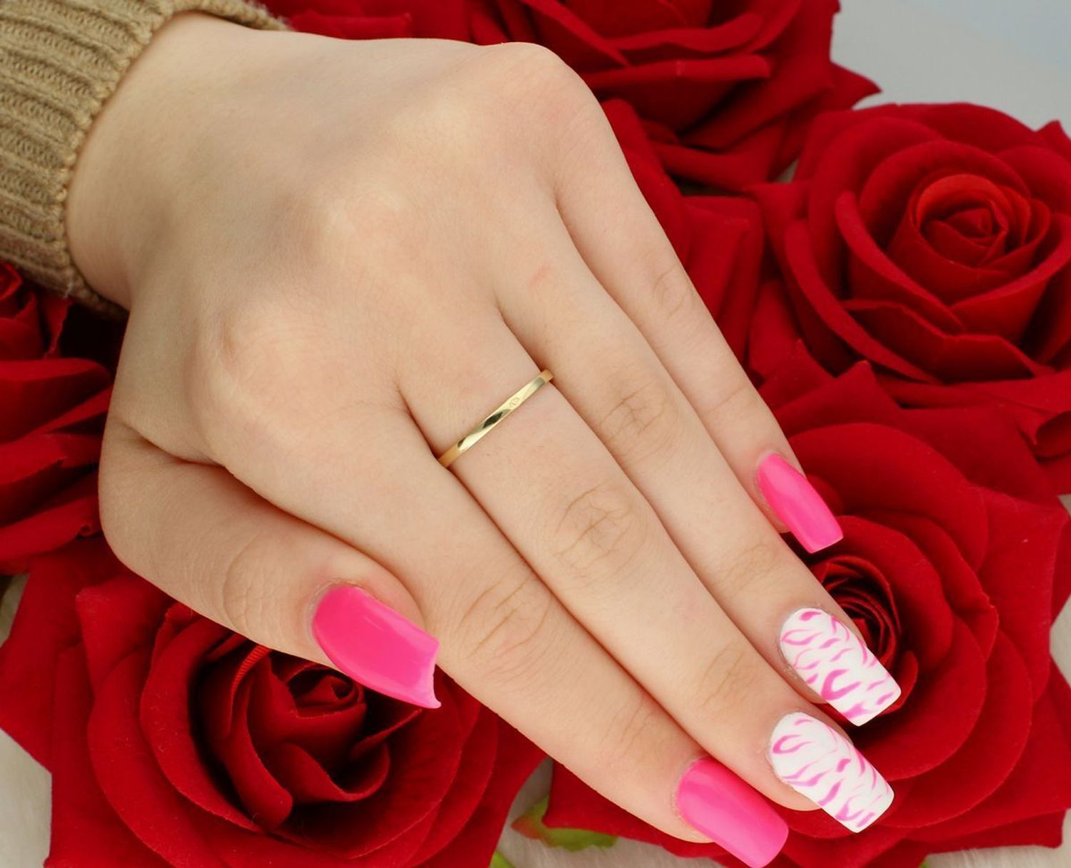 Złoty pierścionek damski DIA-PRS-11139-585 z sercem i pasem cyrkonii. Próba 585, element ozdobny 8x8 mm, szyna 1 mm, rozmiar 16. Romantyczna i delikatna biżuteria.1.jpg