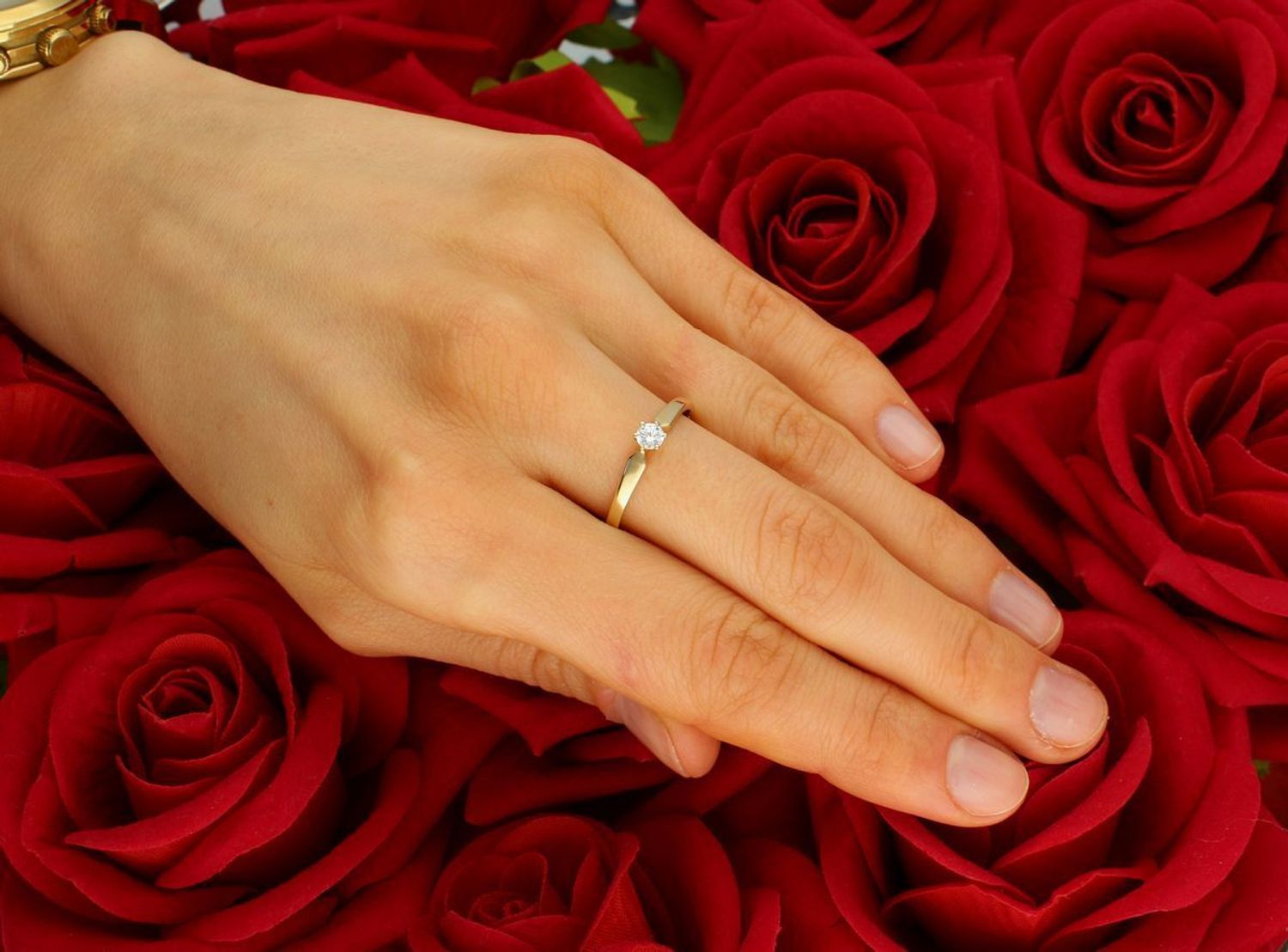 Pierścionek złoty 585 zaręczynowy z okrągłą cyrkonią DIA-PRS-11140-585  to złoty damski pierścionek wykonany z wysokiej próby żółtego złota 585. Idealna biała cyrkonia we wzorze zaręczynowym 1.jpg