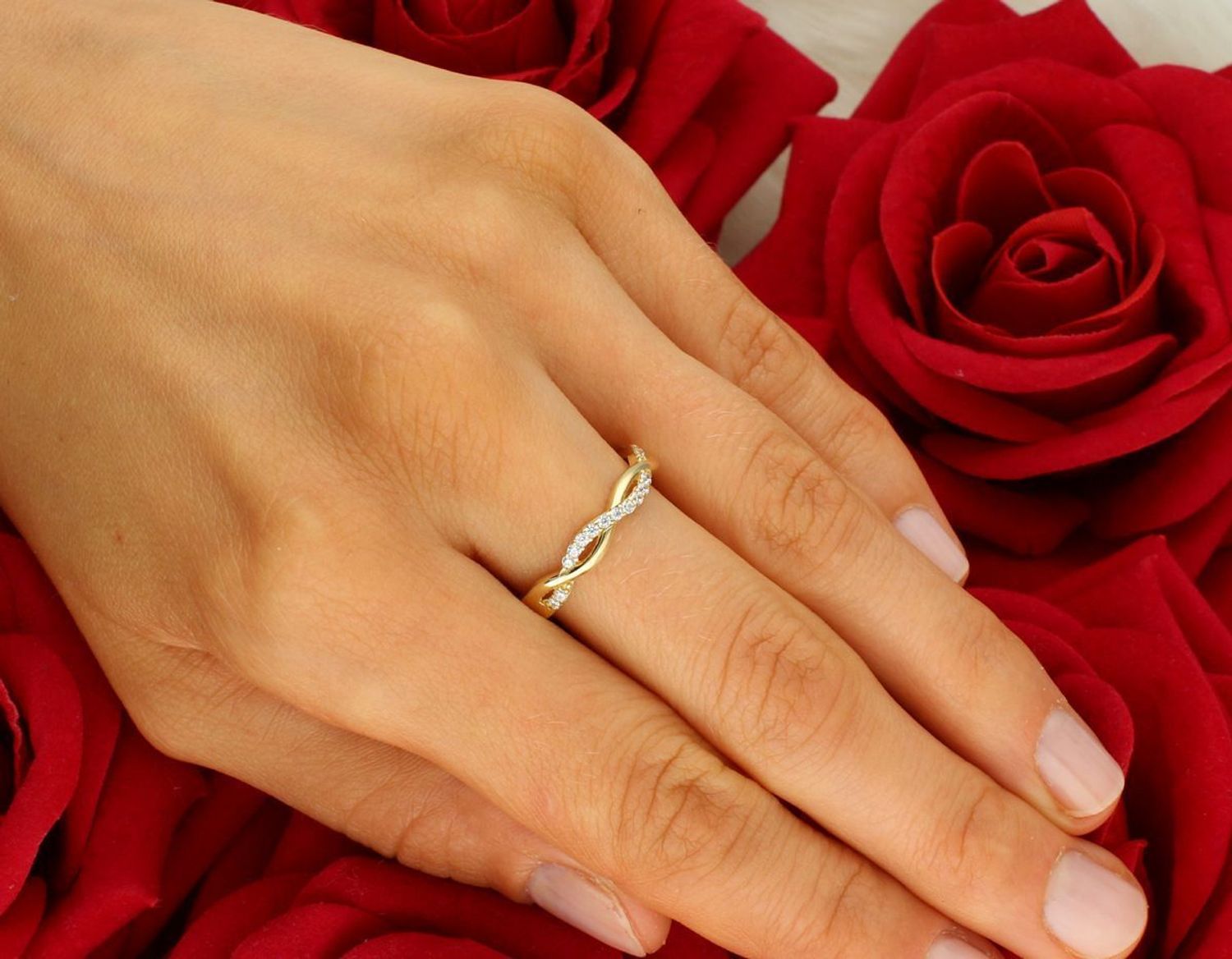 Delikatny złoty pierścionek damski próby 585 z plecionym wzorem i zdobieniem z cyrkonii. Szerokość 3 mm, wygodna szyna 2 mm. Idealny na co dzień i wyjątkowe okazje.1.jpg