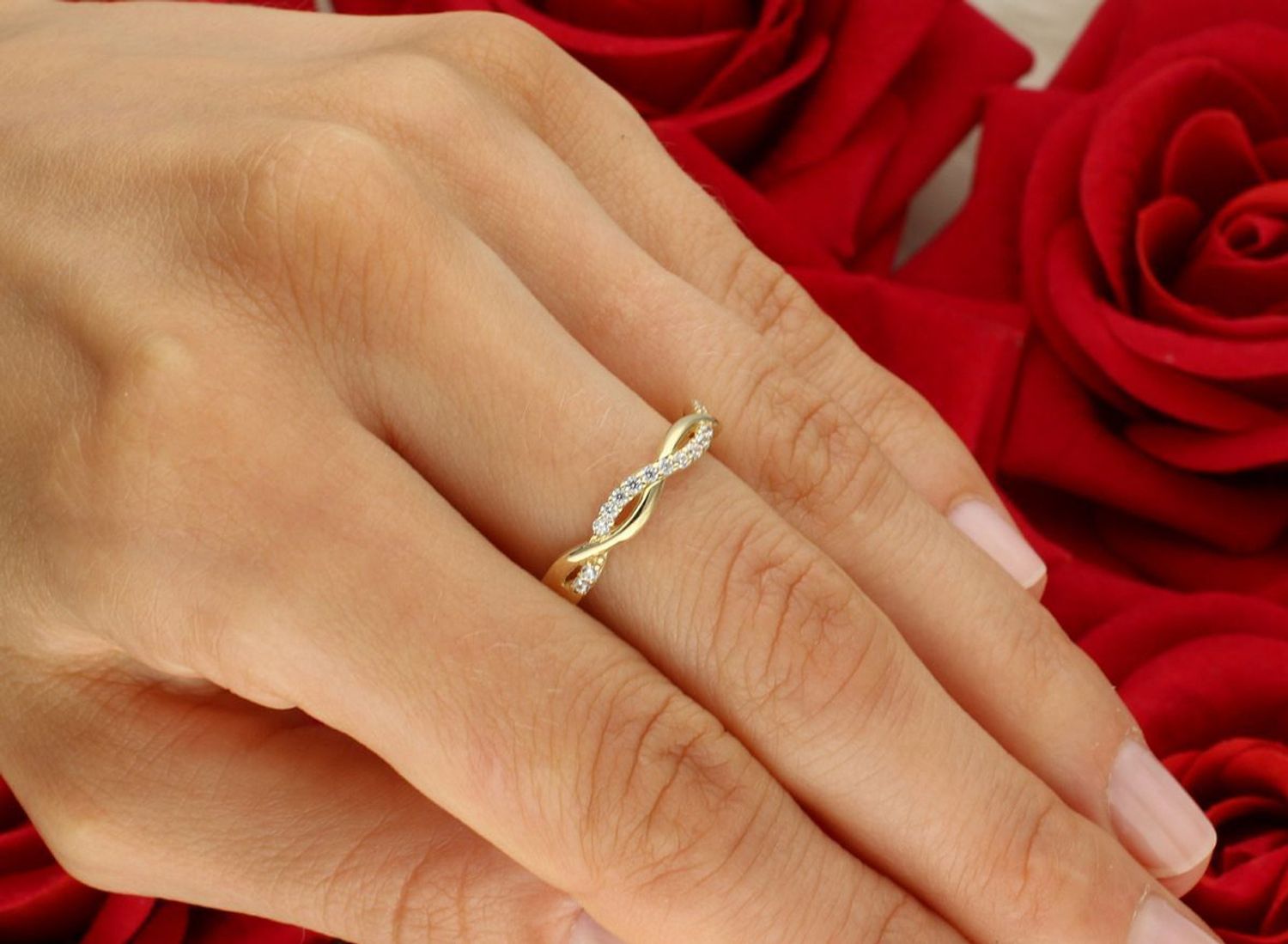 Delikatny złoty pierścionek damski próby 585 z plecionym wzorem i zdobieniem z cyrkonii. Szerokość 3 mm, wygodna szyna 2 mm. Idealny na co dzień i wyjątkowe okazje.1.jpg