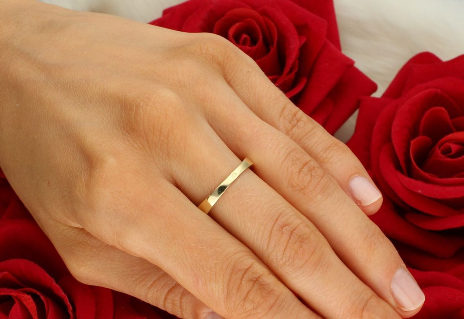 Delikatny złoty pierścionek damski próby 585 z plecionym wzorem i zdobieniem z cyrkonii. Szerokość 3 mm, wygodna szyna 2 mm. Idealny na co dzień i wyjątkowe okazje.1.jpg