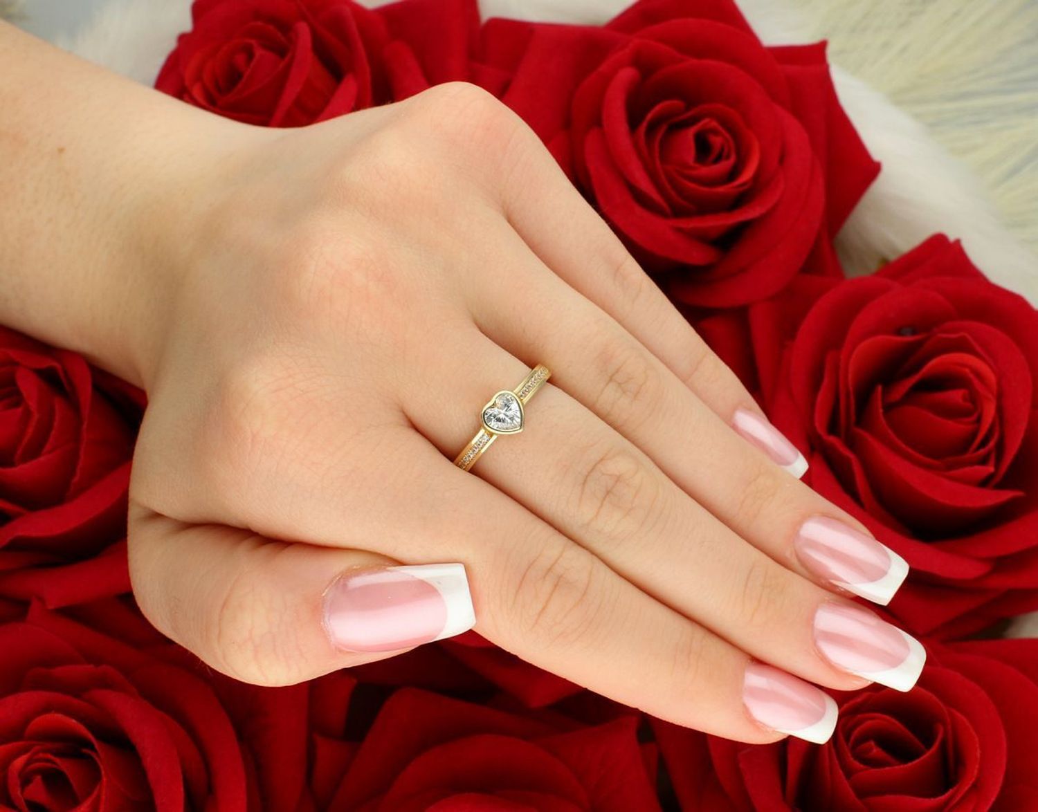 Delikatny złoty pierścionek damski próba 585 z sercem i dodatkowymi cyrkoniami. Waga 2,93 g, wielkość ozdoby 6 mm, szerokość szyny 3 mm. Idealny na prezent.1.jpg