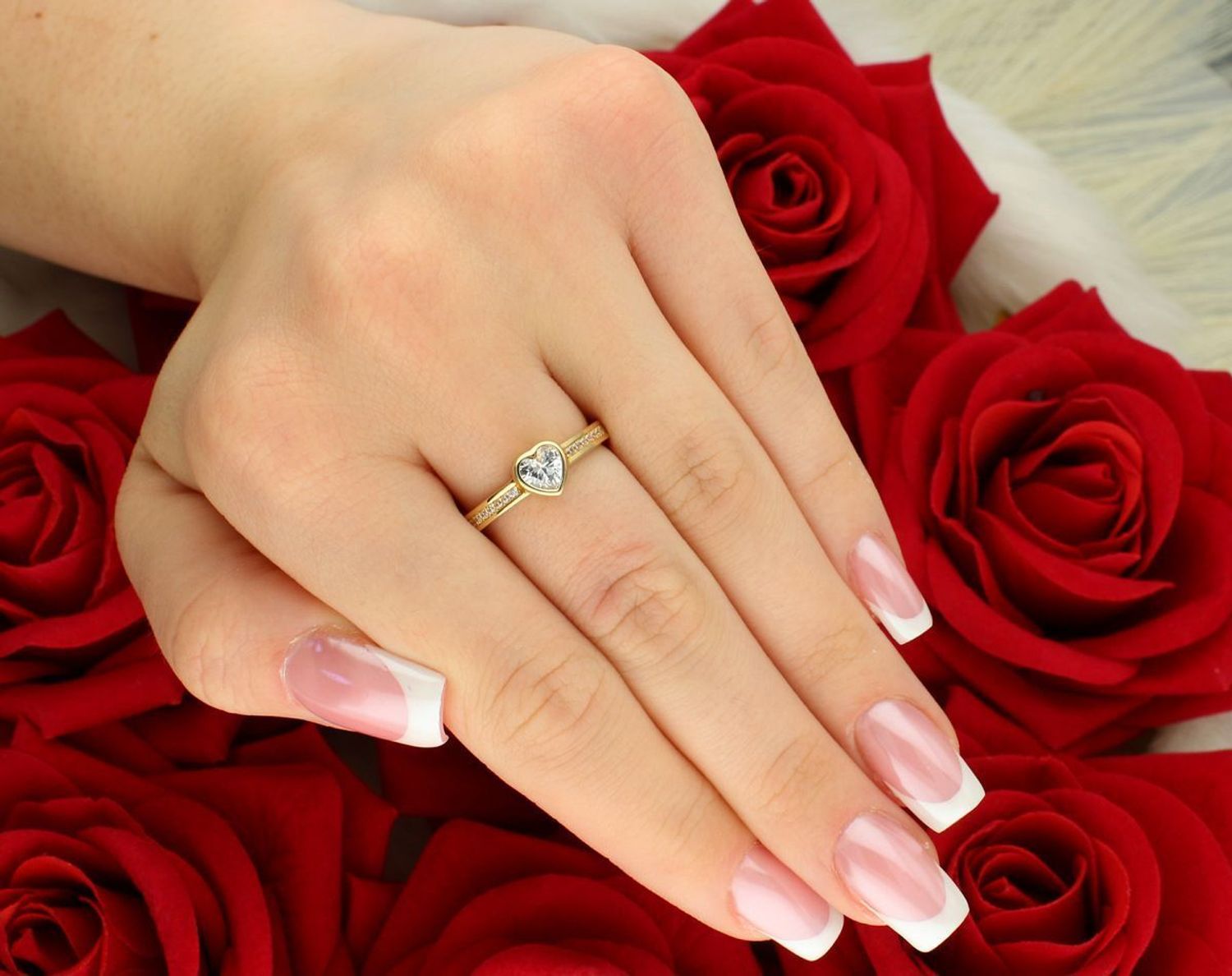 Delikatny złoty pierścionek damski próba 585 z sercem i dodatkowymi cyrkoniami. Waga 2,93 g, wielkość ozdoby 6 mm, szerokość szyny 3 mm. Idealny na prezent.1.jpg