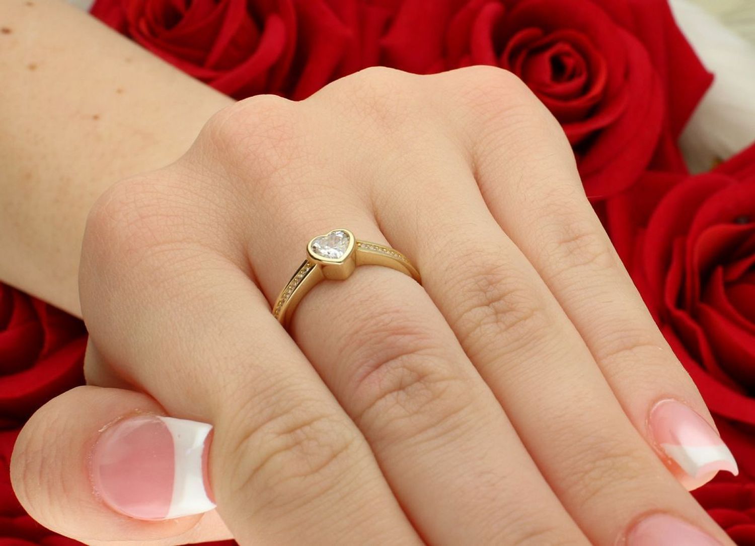 Delikatny złoty pierścionek damski próba 585 z sercem i dodatkowymi cyrkoniami. Waga 2,93 g, wielkość ozdoby 6 mm, szerokość szyny 3 mm. Idealny na prezent.1.jpg