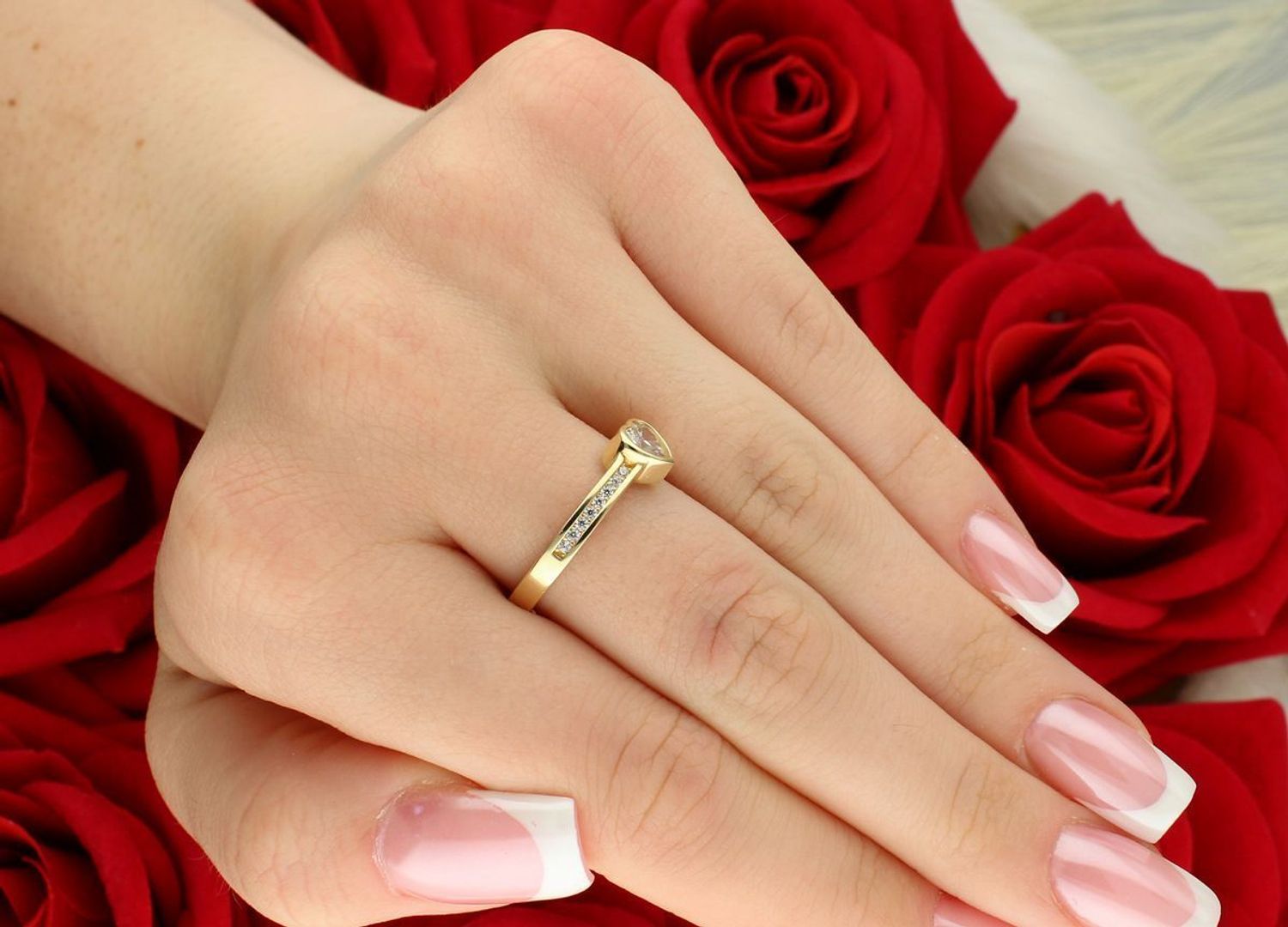 Delikatny złoty pierścionek damski próba 585 z sercem i dodatkowymi cyrkoniami. Waga 2,93 g, wielkość ozdoby 6 mm, szerokość szyny 3 mm. Idealny na prezent.1.jpg