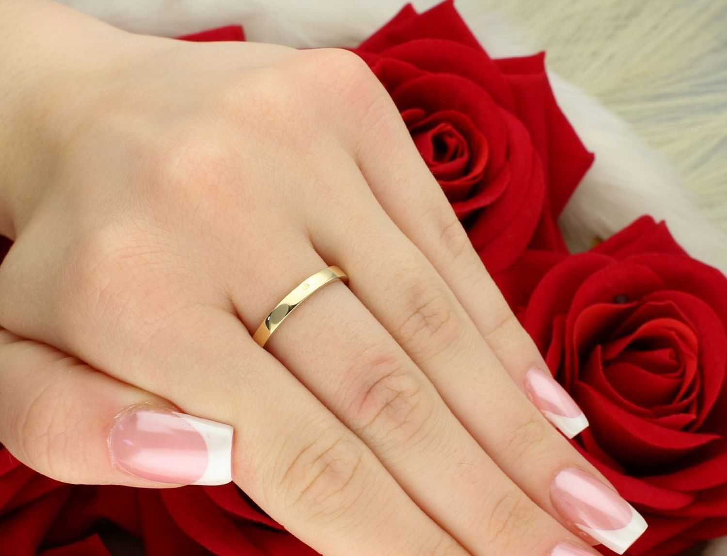 Delikatny złoty pierścionek damski próba 585 z sercem i dodatkowymi cyrkoniami. Waga 2,93 g, wielkość ozdoby 6 mm, szerokość szyny 3 mm. Idealny na prezent.1.jpg