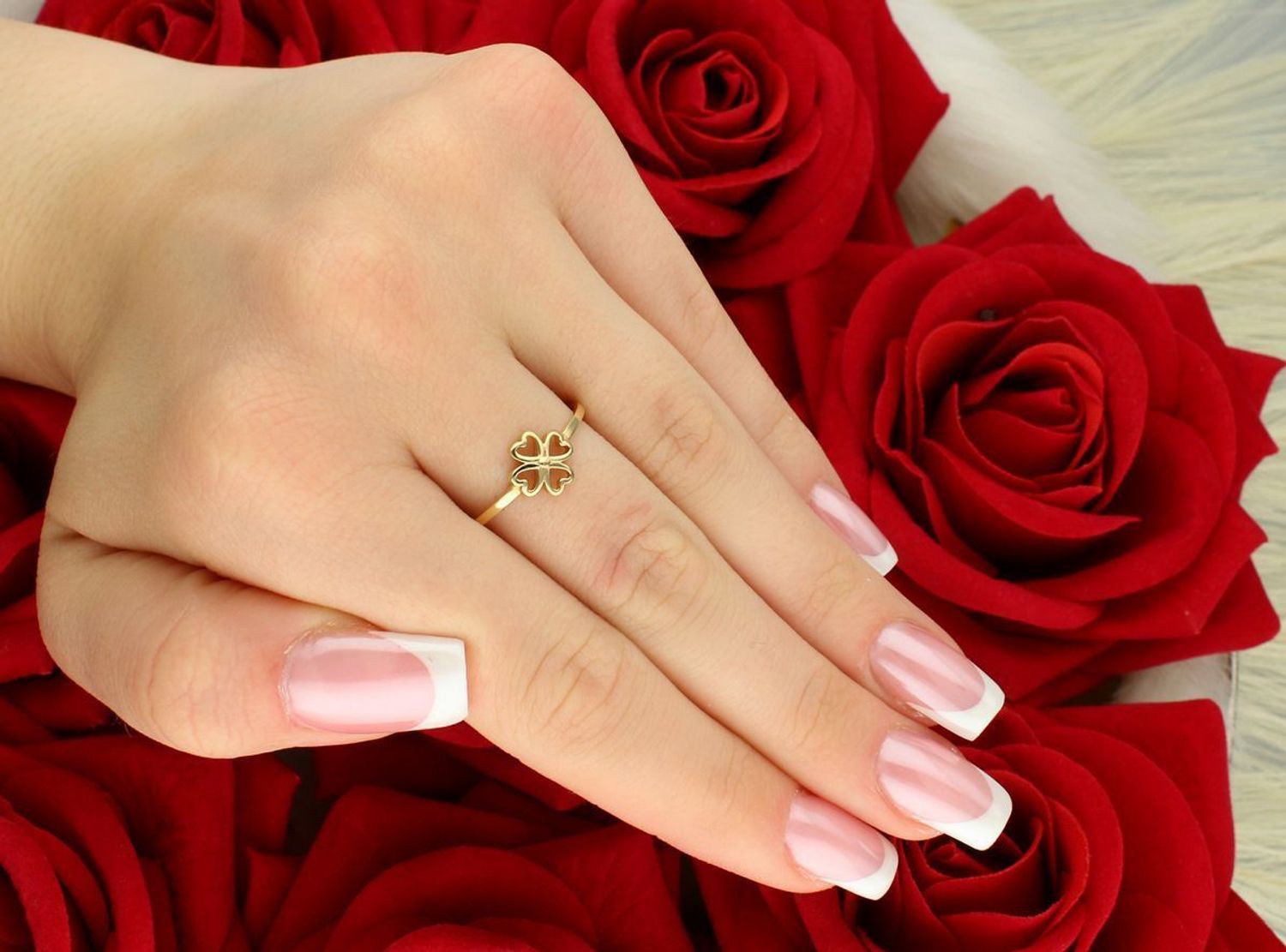 Złoty pierścionek damski 585 z motywem koniczynki – DIA-PRS-11144-585. Waga 1,35 g, delikatna szyna 1 mm, rozmiar 18. Symboliczna biżuteria na szczęście.1.jpg