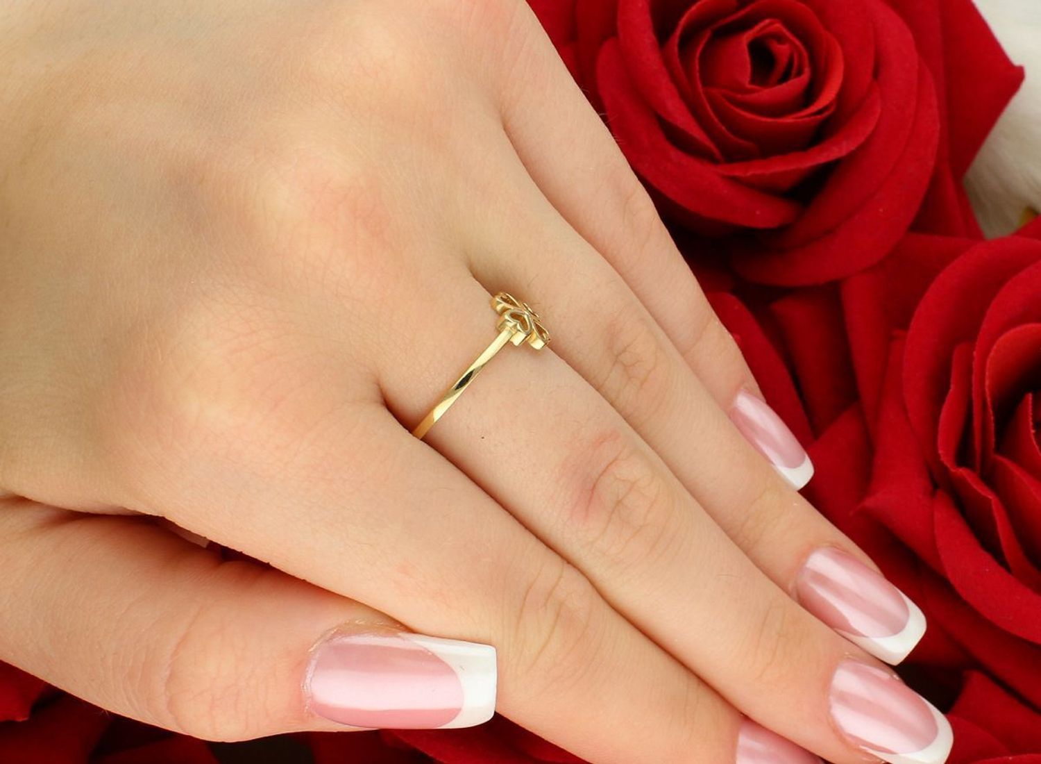 Złoty pierścionek damski 585 z motywem koniczynki – DIA-PRS-11144-585. Waga 1,35 g, delikatna szyna 1 mm, rozmiar 18. Symboliczna biżuteria na szczęście.1.jpg