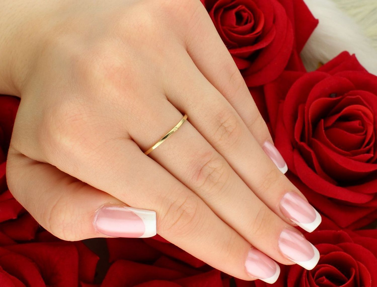 Złoty pierścionek damski 585 z motywem koniczynki – DIA-PRS-11144-585. Waga 1,35 g, delikatna szyna 1 mm, rozmiar 18. Symboliczna biżuteria na szczęście.1.jpg