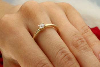 Złoty pierścionek damski próby 585 z jedną cyrkonią o średnicy 5 mm. Delikatna szyna (1 mm), waga 1,36 g. Model DIA-PRS-11145-585 – klasyka w nowoczesnej odsłonie.3.jpg
