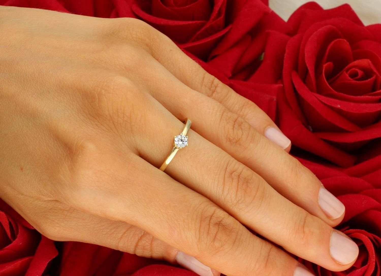 Złoty pierścionek damski próby 585 z jedną cyrkonią o średnicy 5 mm. Delikatna szyna (1 mm), waga 1,36 g. Model DIA-PRS-11145-585 – klasyka w nowoczesnej odsłonie.1.jpg