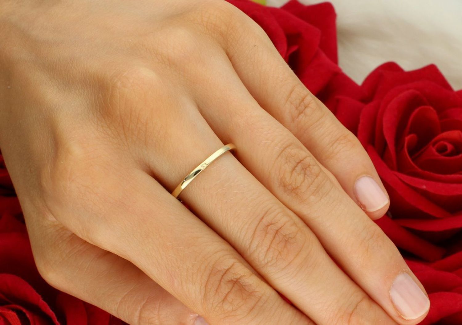 Złoty pierścionek damski próby 585 z jedną cyrkonią o średnicy 5 mm. Delikatna szyna (1 mm), waga 1,36 g. Model DIA-PRS-11145-585 – klasyka w nowoczesnej odsłonie.1.jpg