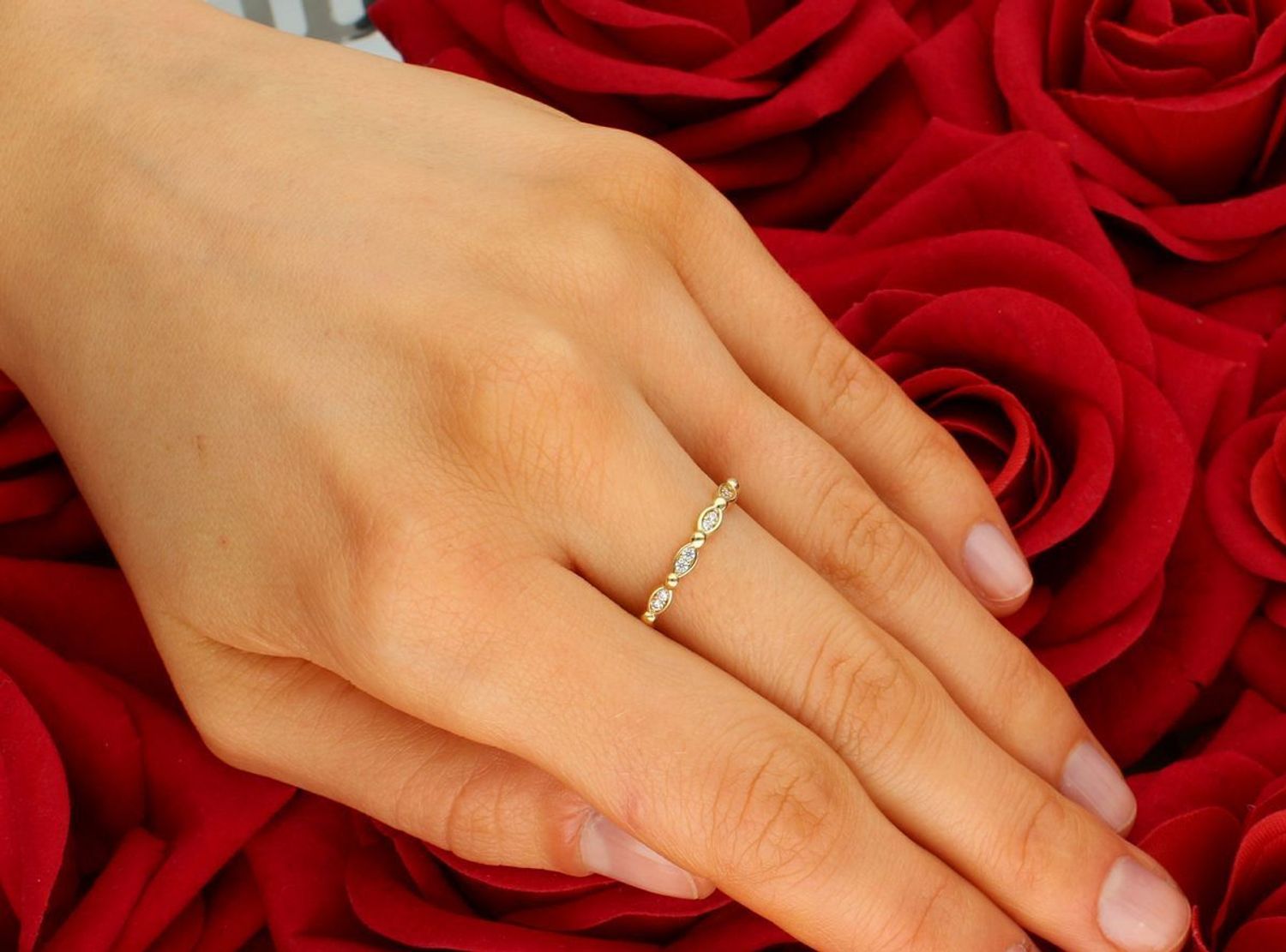 Złoty pierścionek 585 owalne wzór z cyrkoniami DIA-PRS-11147-585 Złoty pierścionek próba 585. Uroczy pierścionek w formie obrączki. Pierścionek został wykonany z 14-1.jpg