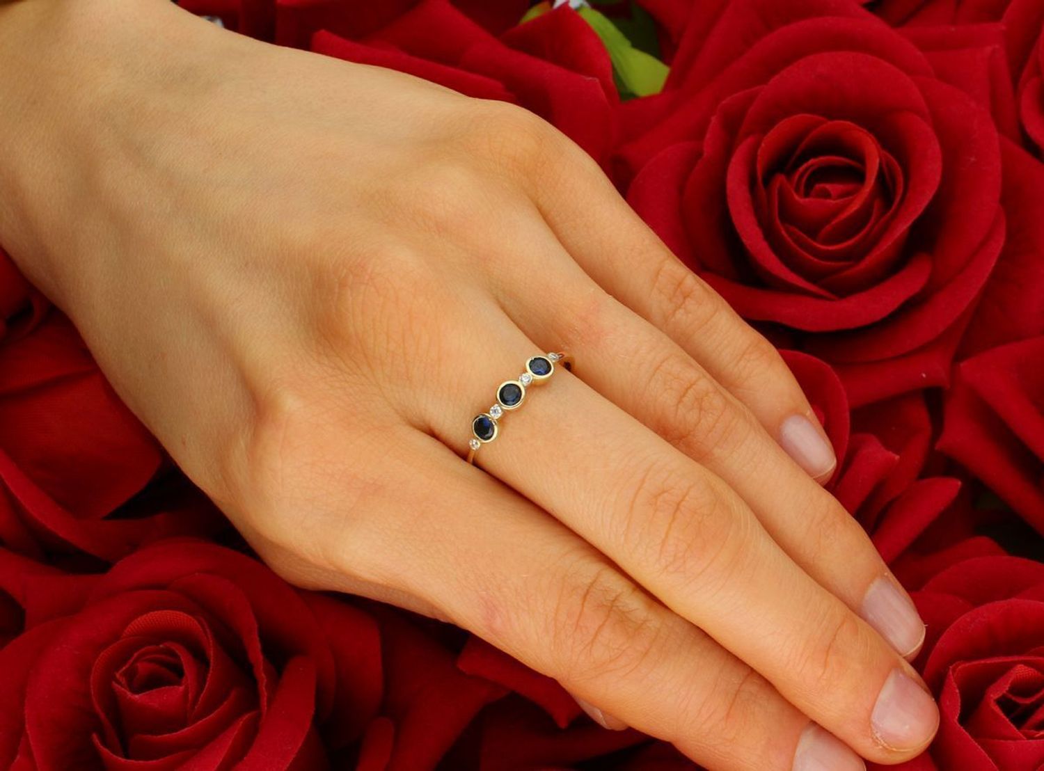 Pierścionek złoty 585 trzy granatowe cyrkonie DIA-PRS-11148-585  Złoty pierścionek ozdobiony trzema granatowymi oraz czterema białymi cyrkoniami. 1.jpg