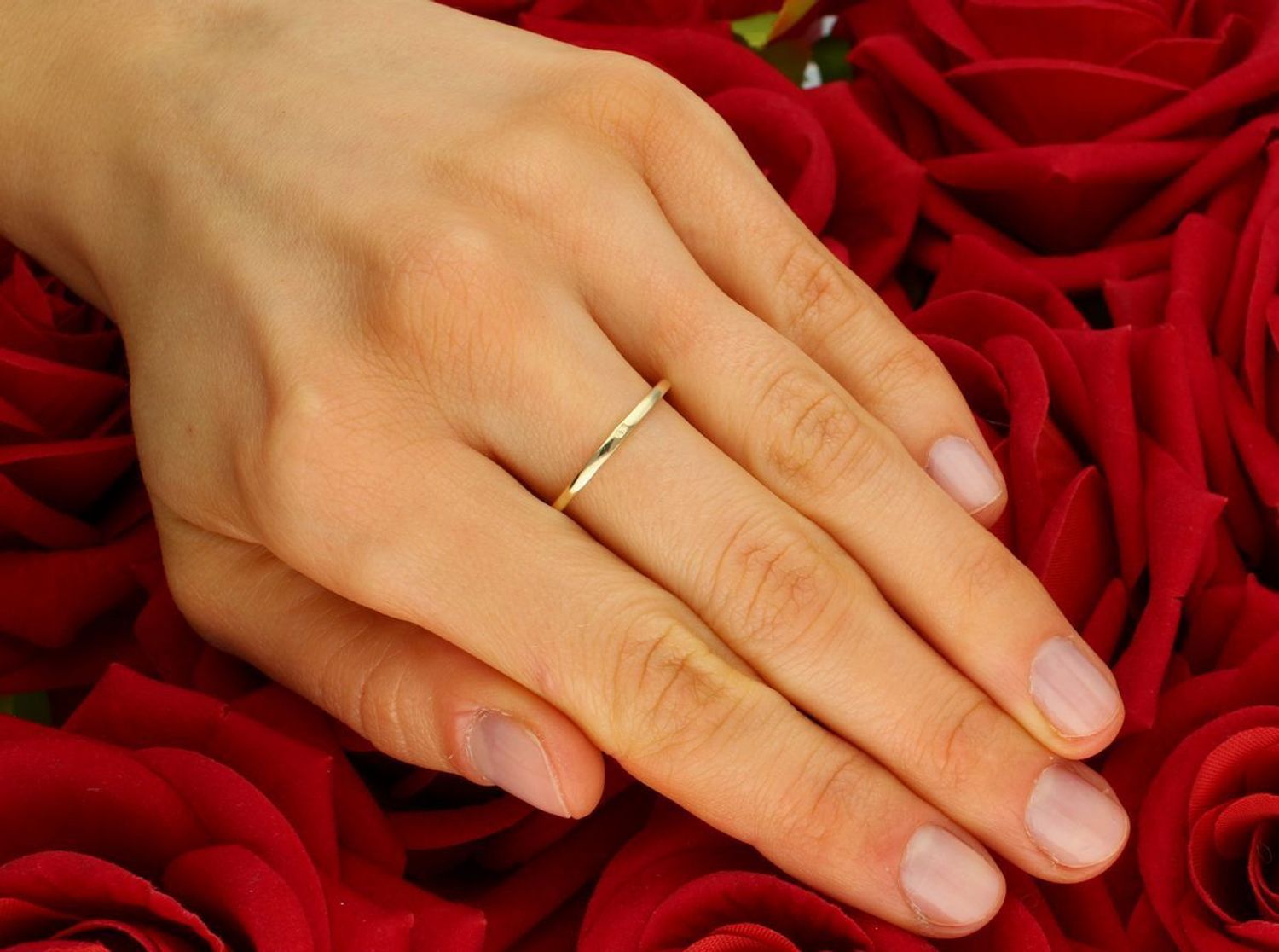 Pierścionek złoty 585 trzy granatowe cyrkonie DIA-PRS-11148-585  Złoty pierścionek ozdobiony trzema granatowymi oraz czterema białymi cyrkoniami. 1.jpg