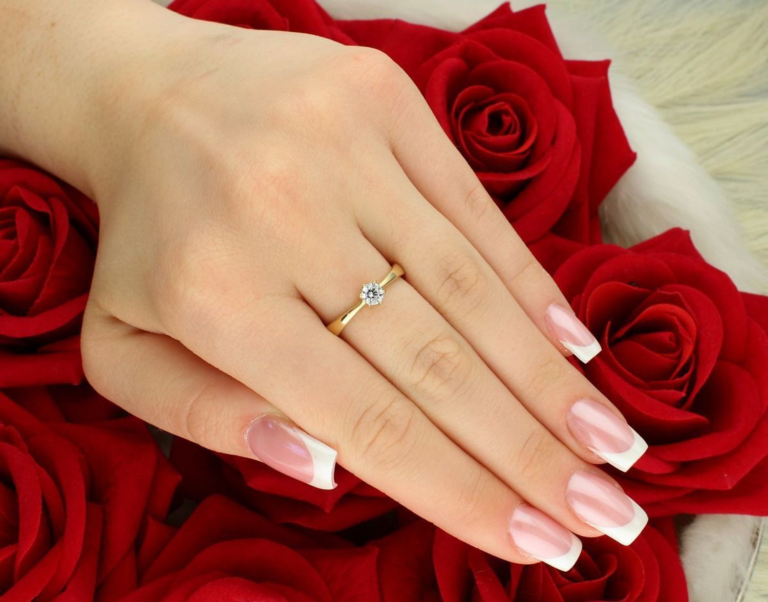 Klasyczny złoty pierścionek zaręczynowy 585 z cyrkonią – DIA-PRS-11150-585. Waga 2,11 g, rozmiar 17, ozdoba 5 mm. Idealny na wyjątkowe okazje.1.jpg