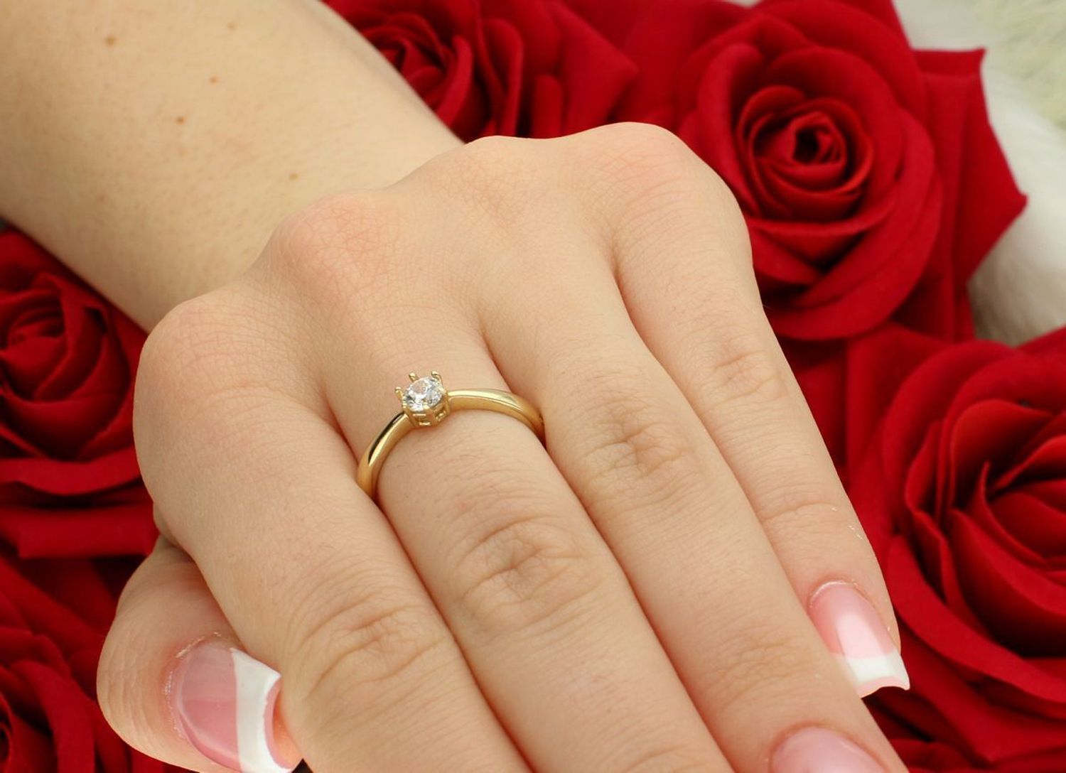 Klasyczny złoty pierścionek zaręczynowy 585 z cyrkonią – DIA-PRS-11150-585. Waga 2,11 g, rozmiar 17, ozdoba 5 mm. Idealny na wyjątkowe okazje.1.jpg