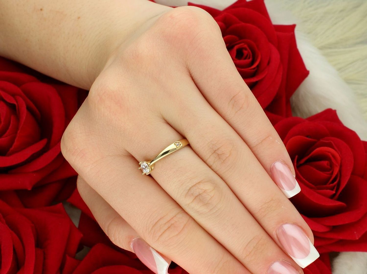 Klasyczny złoty pierścionek zaręczynowy 585 z cyrkonią – DIA-PRS-11150-585. Waga 2,11 g, rozmiar 17, ozdoba 5 mm. Idealny na wyjątkowe okazje.1.jpg