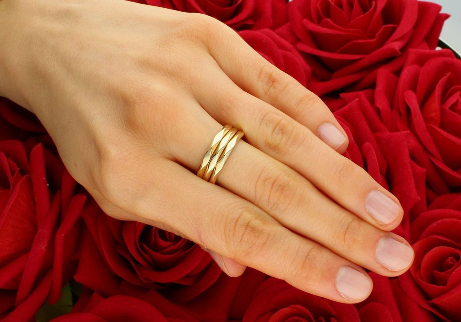 Złoty pierścionek trzy grawerowane obrączki próba 585 rozmiar 16, DIA-PRS-11151-585. 💍 Złoty pierścionek z trzema grawerowanymi obrączkami. Wykonany z próby 585. Jego wyjątkowy design, z trzema.jpg