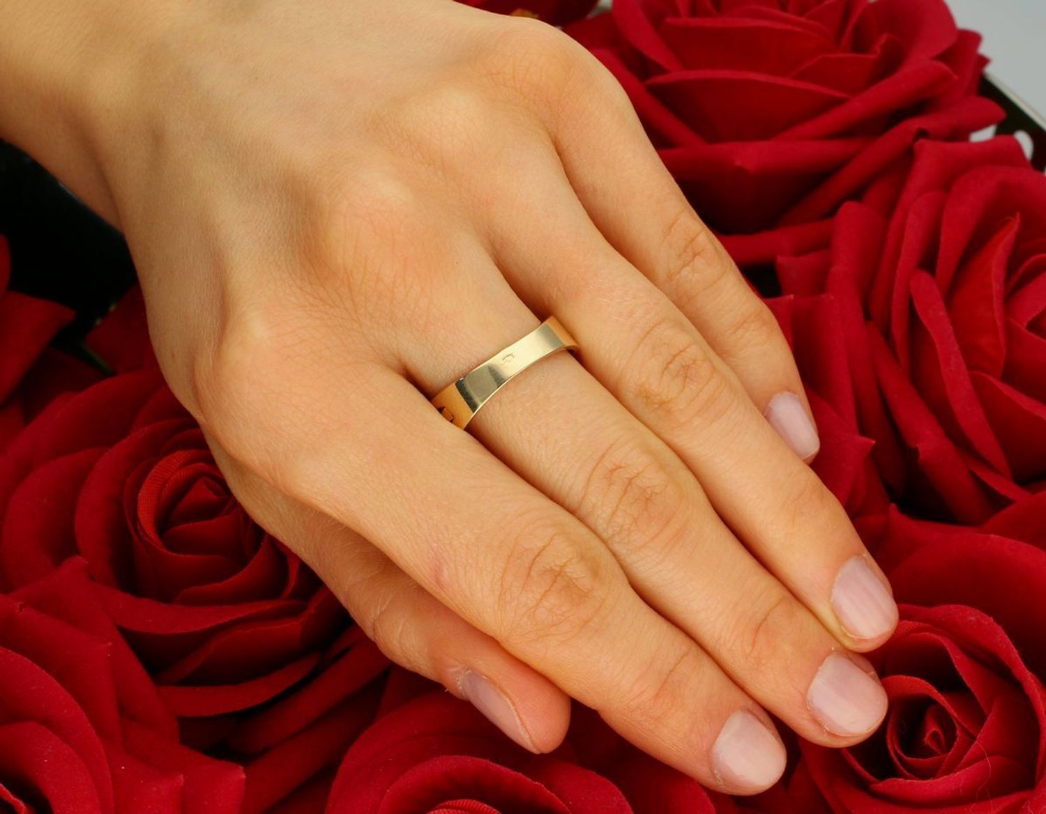 Złoty pierścionek 585 szeroki fasetowany DIA-PRS-11152-585  Pierścionek złoty wykończony wyjątkowymi detalami o misternym szlifie. Połączenie delikatnych refleksów złota wspaniale uzupełni 1.jpg