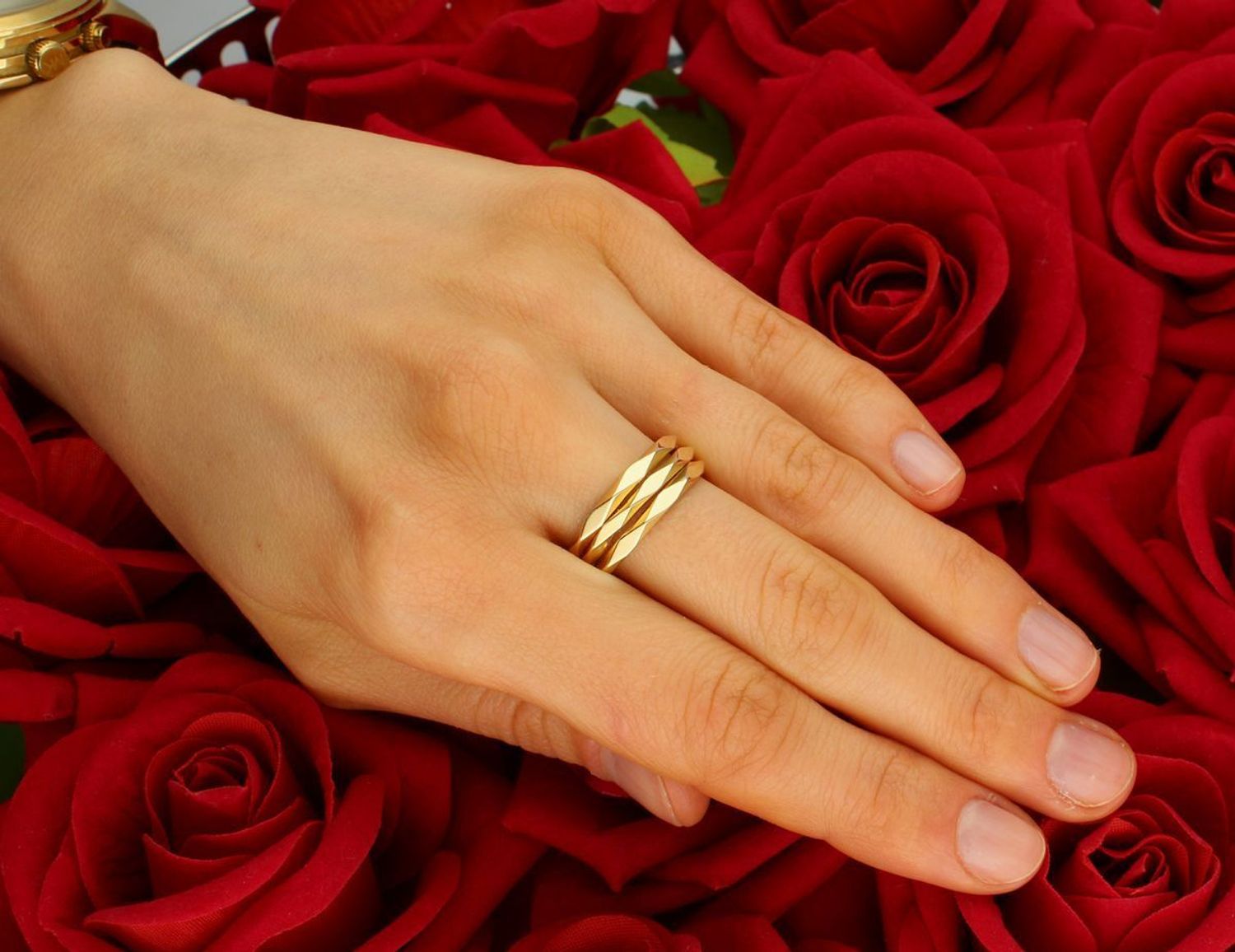 Złoty pierścionek 585 szeroki fasetowany DIA-PRS-11152-585  Pierścionek złoty wykończony wyjątkowymi detalami o misternym szlifie. Połączenie delikatnych refleksów złota wspaniale uzupełni 1.jpg