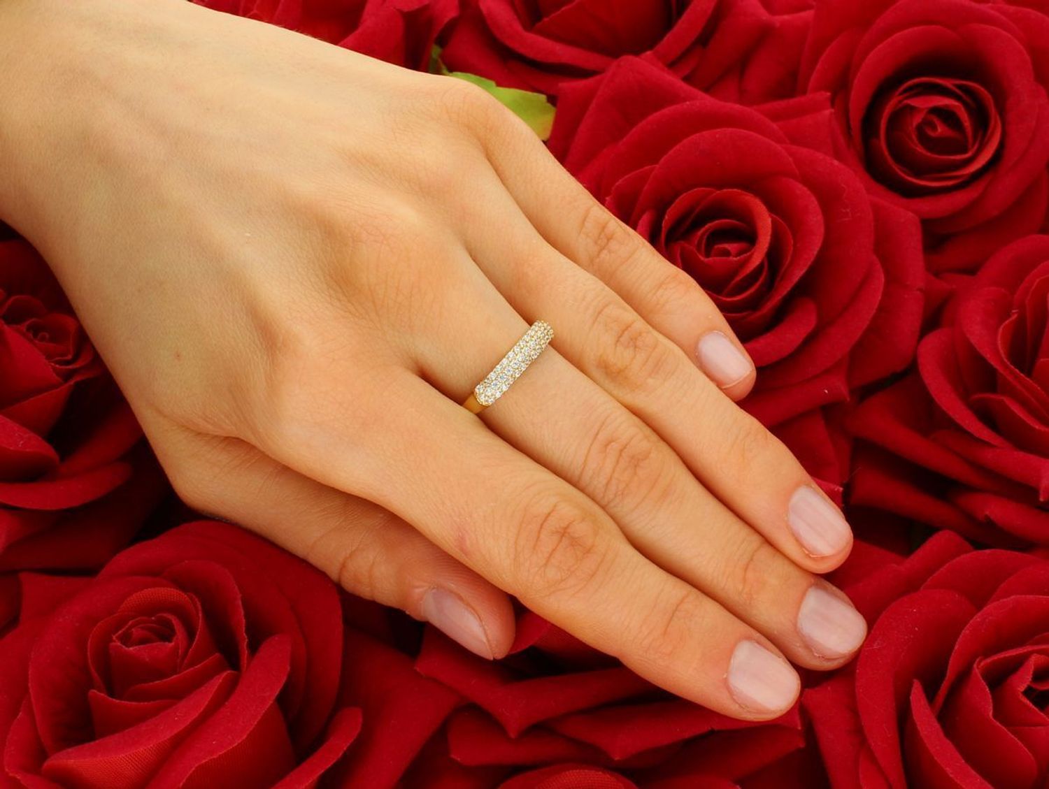 Złoty pierścionek rząd trzech cyrkonii próba 585, DIA-PRS-11154-585.  Złoty pierścionek z potrójnym rzędem cyrkonii to elegancka biżuteria, która łączy klasyczną złotą oprawę 1.jpg