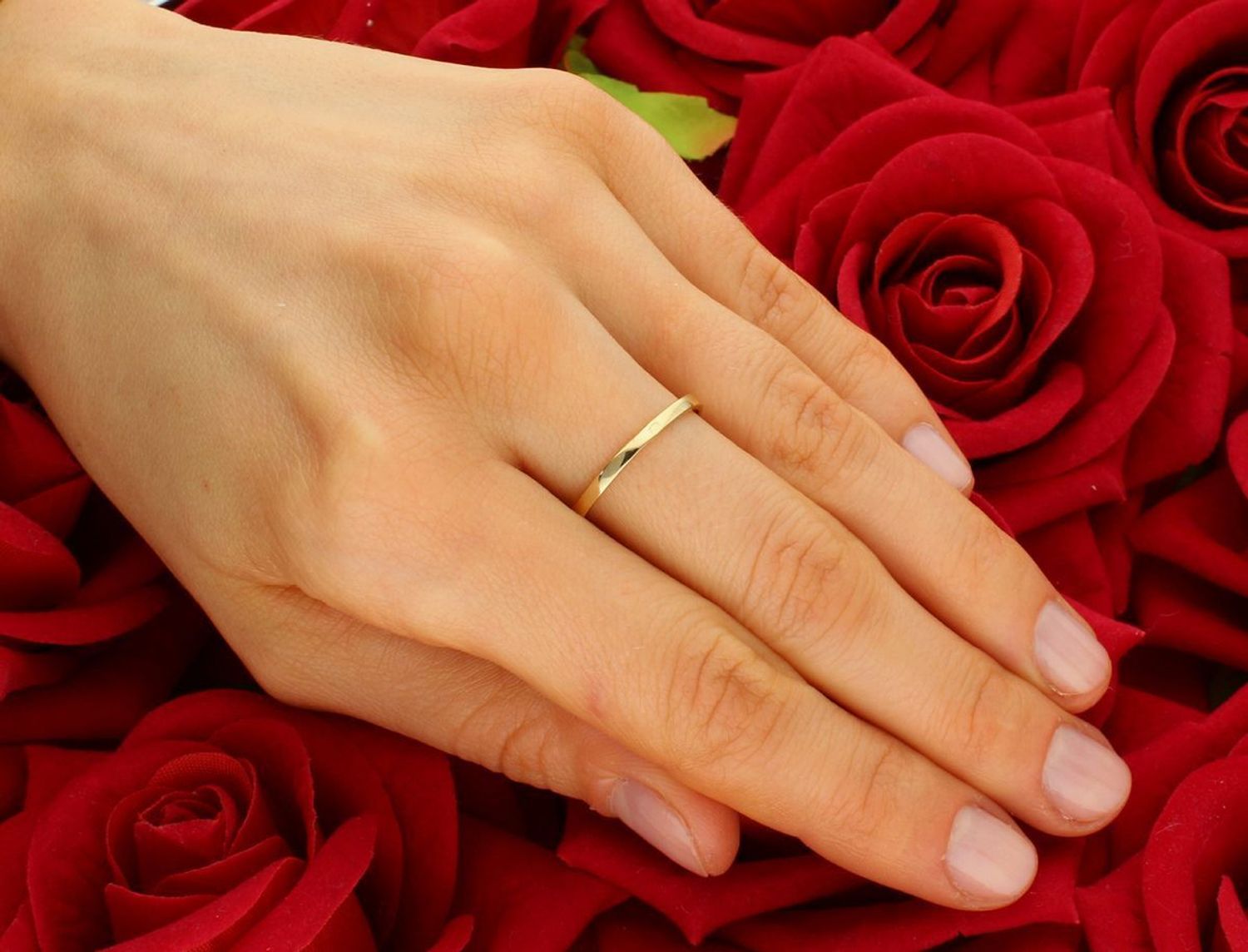 Złoty pierścionek rząd trzech cyrkonii próba 585, DIA-PRS-11154-585.  Złoty pierścionek z potrójnym rzędem cyrkonii to elegancka biżuteria, która łączy klasyczną złotą oprawę 1.jpg