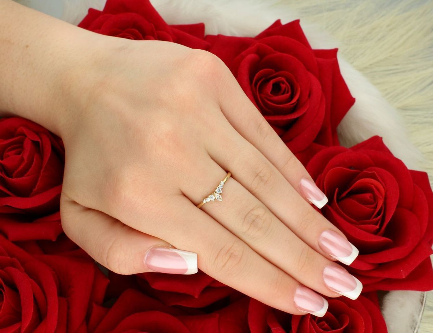 Złoty pierścionek damski DIA-PRS-11157-585 próba 585. Zdobiony cyrkoniami, waga 1,56 g, rozmiar 17. Klasyczny styl i elegancja na każdą okazję.1.jpg